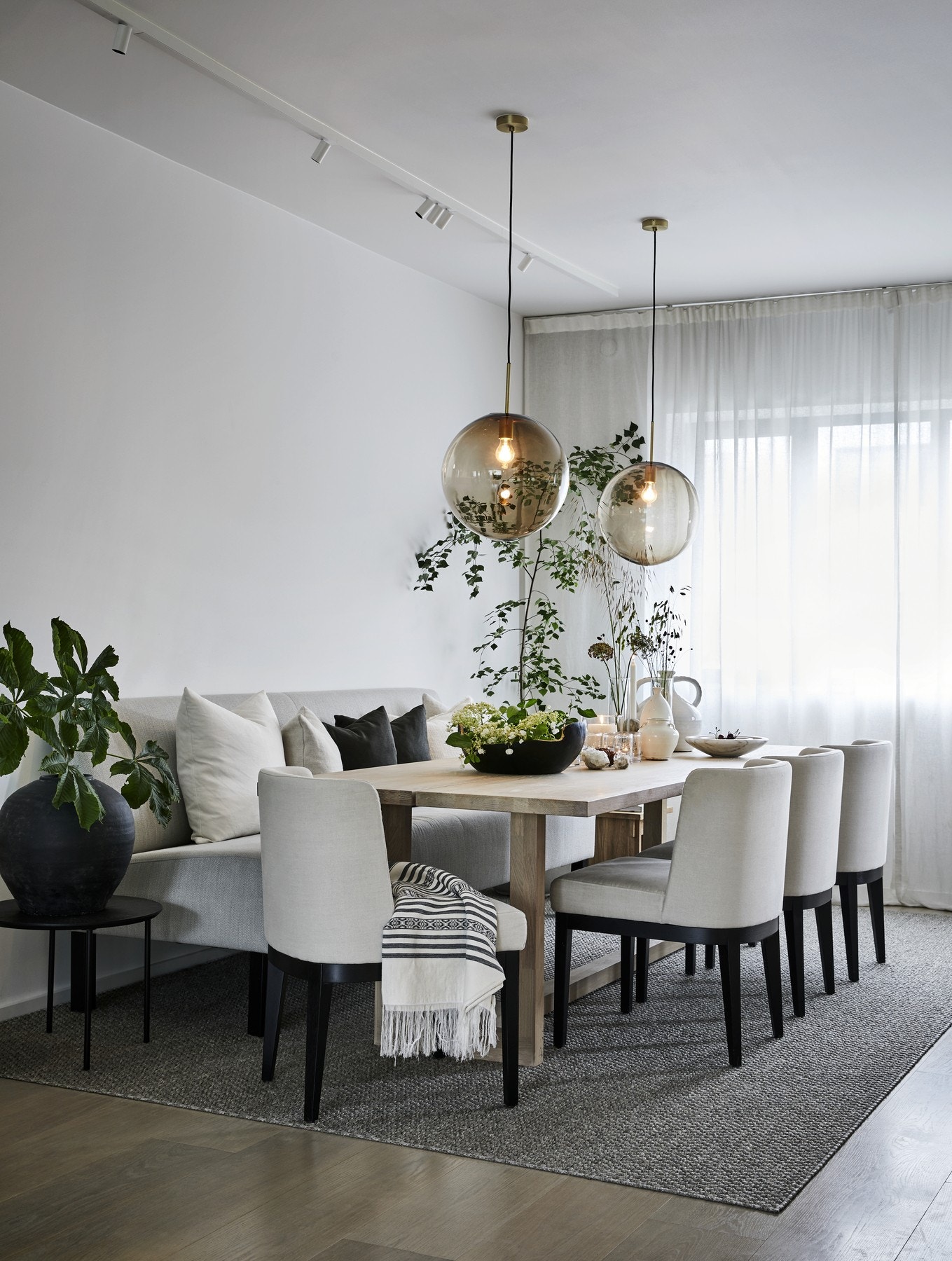 I forlengelse av kjøkkensonen finner du spisestuen. Her er det godt med areal for et langstrakt
spisebord - perfekt for middagsselskaper og andre sammenkomster. Galleribilde