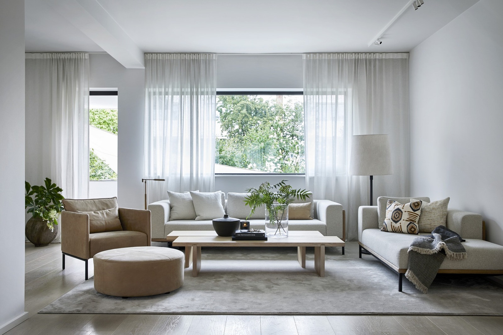 Dette er et vakkert og gjennomtenkt hjem, hvor du her kan flytte rett inn og nyte dagene
både inne og ute. I 2020 ble hjemmet totalrenovert i regi av Monn Interiørarkitekter, hvor alt av
innredninger og materialvalg er av høy standard. Galleribilde