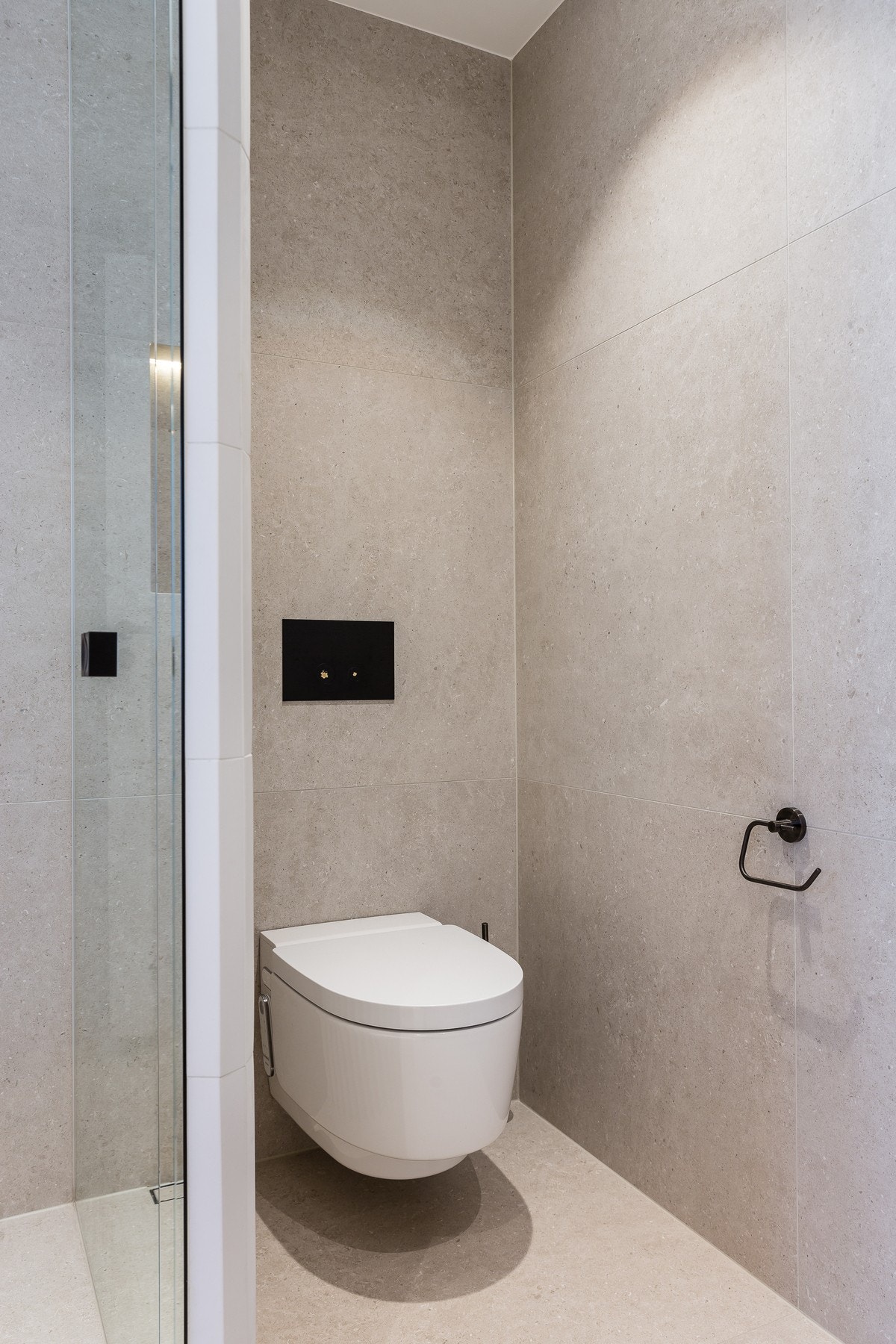 Hovedbadet er også utstyrt med Geberit aquaclean toalett. Galleribilde