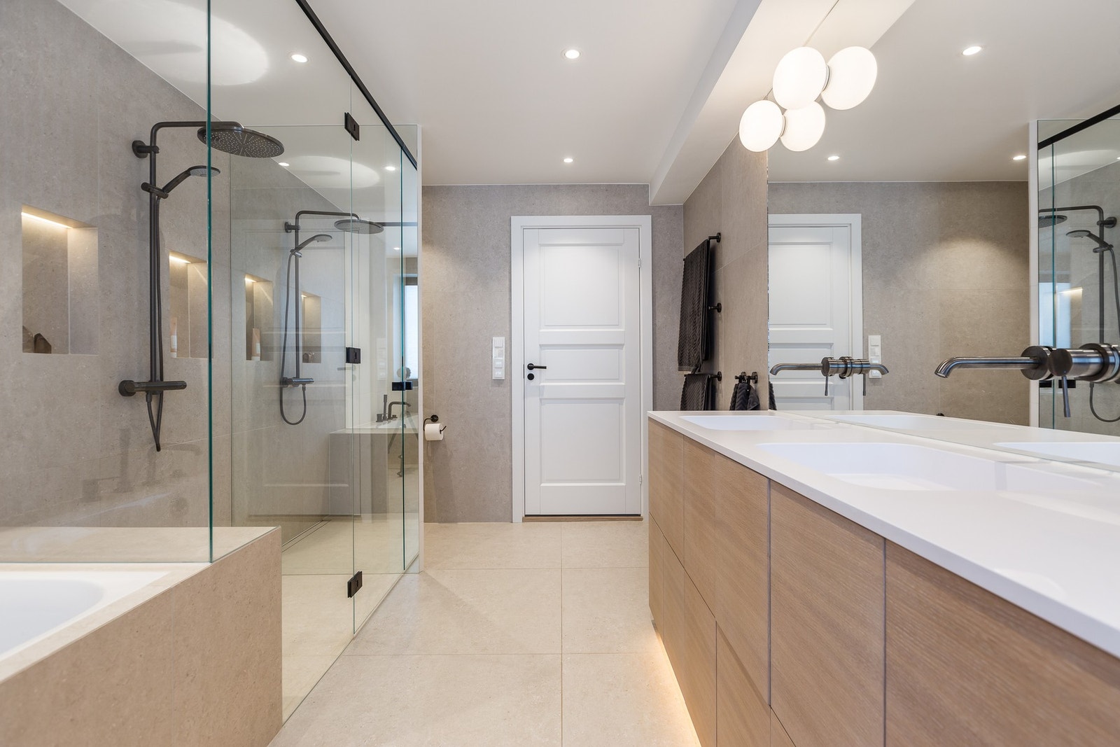 Uttrykket er tidløst og dempet, hvor naturlige farger og gode
kvalitetsmaterialer til sammen skaper et flott rom med høy standard. Galleribilde