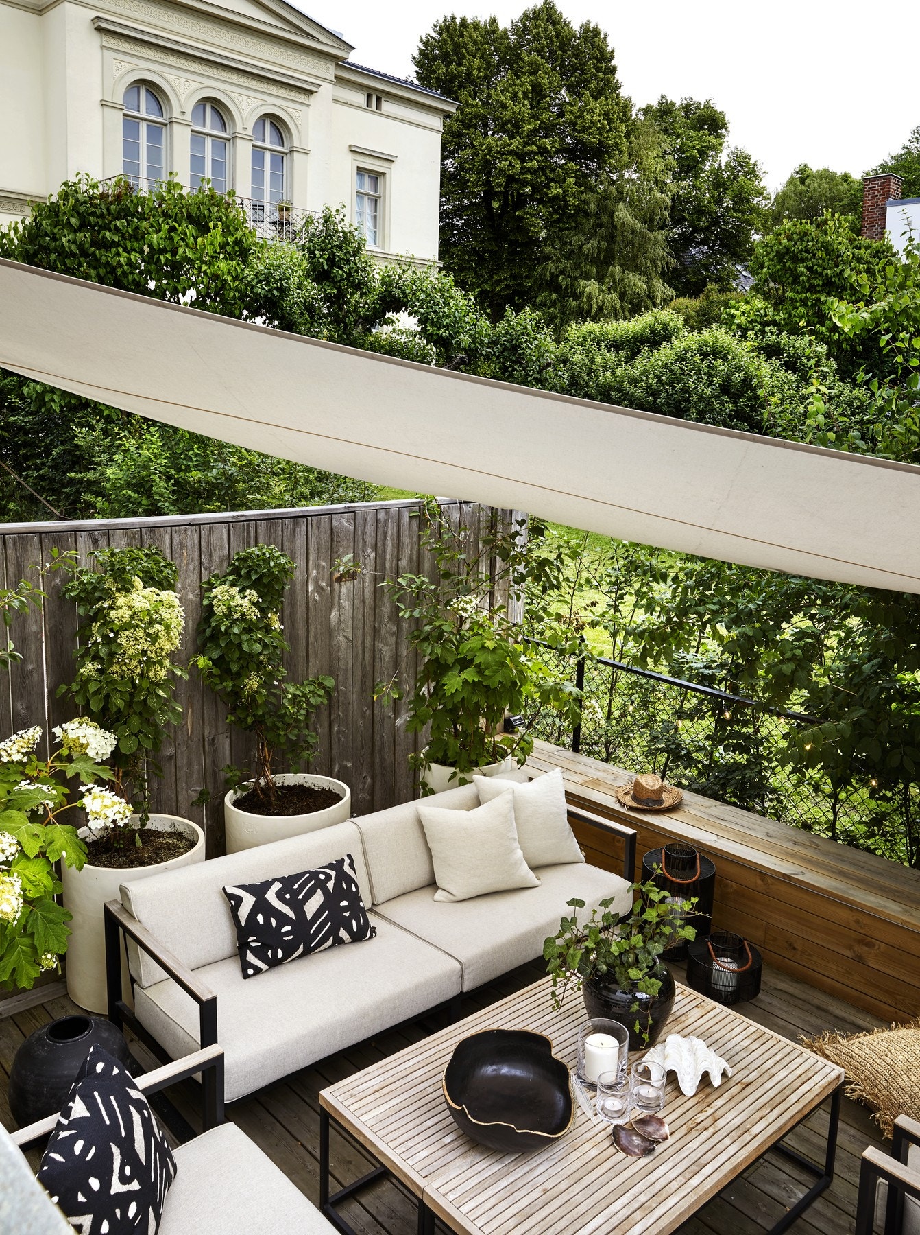 Uteplassen har gode
solforhold og idyllisk atmosfære, og vil være et perfekt sted for utemiddager og solbading Galleribilde