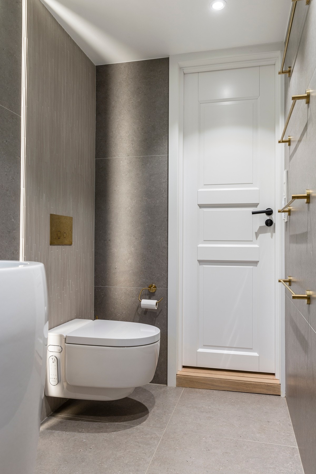 Legg også merke til de flotte innredningsdetaljene
som strukturtapet, LED-lys og Geberit aquaclean toalett. Galleribilde