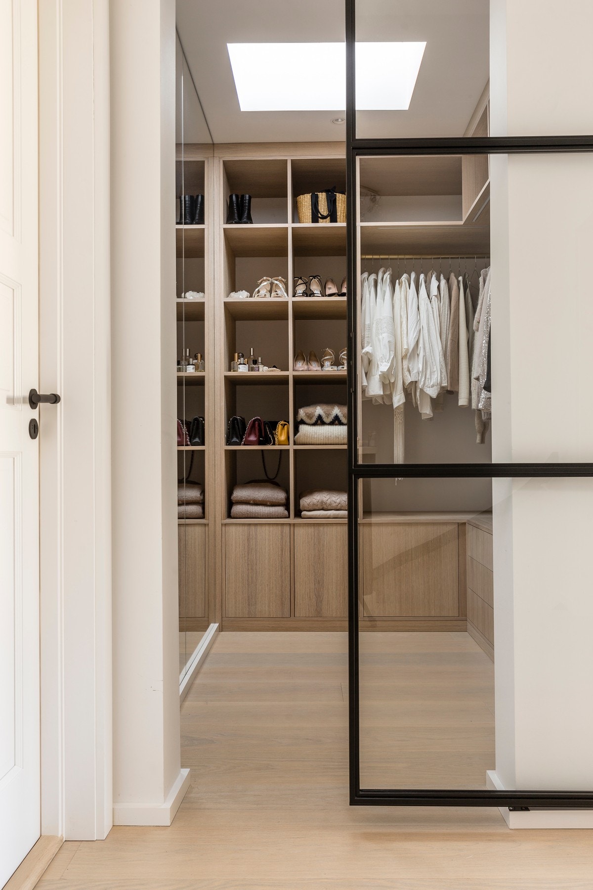 Den vakre skyvedøren mot garderoben er fra
Elvebyen Interiør. Galleribilde