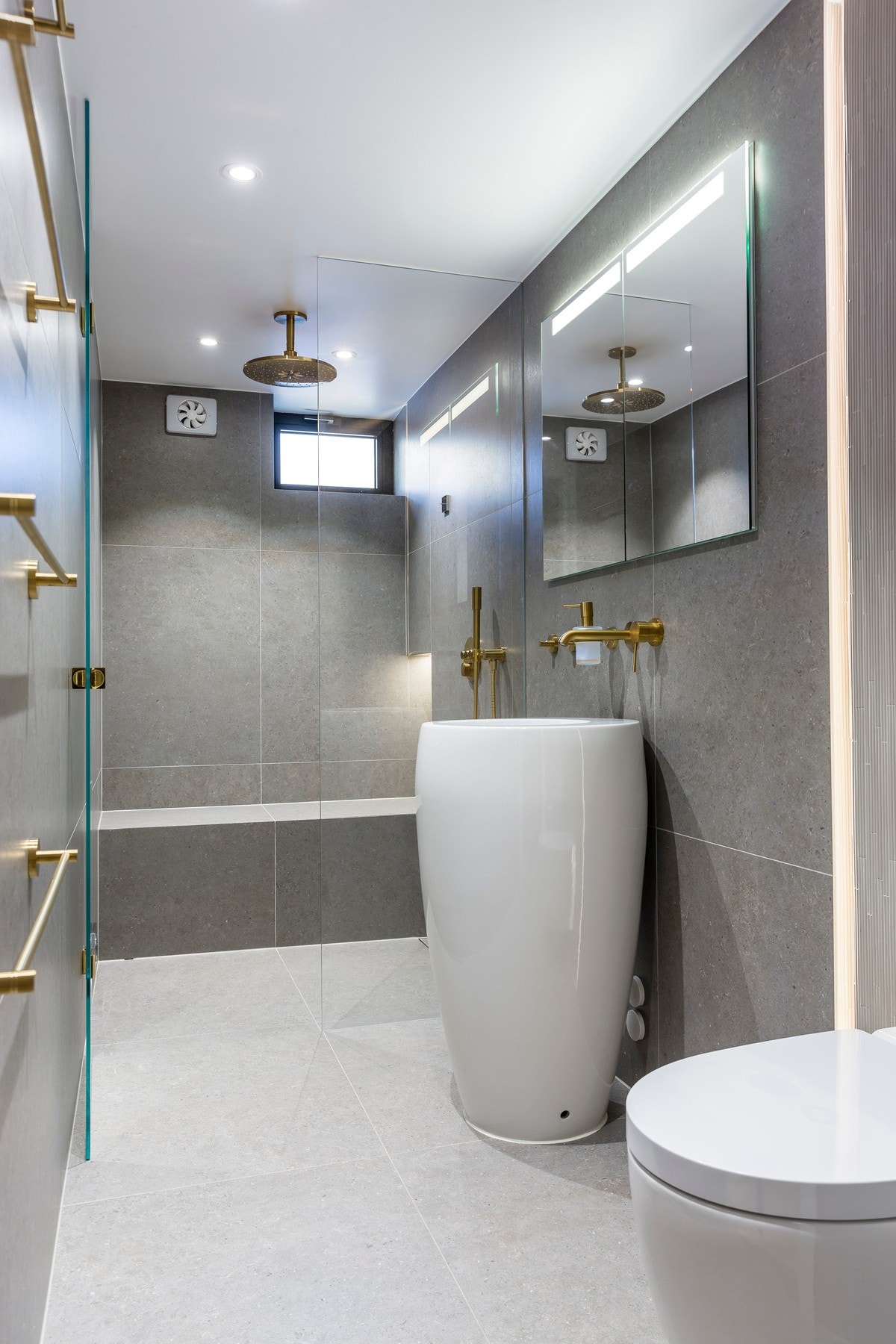 Baderommet i underetasjen er stilrent og moderne innredet, og inkluderer regndusj fra Grohe med steam-funksjon, servant fra Ilbagno Alessi, toalett og plassbygget speilskap. Galleribilde