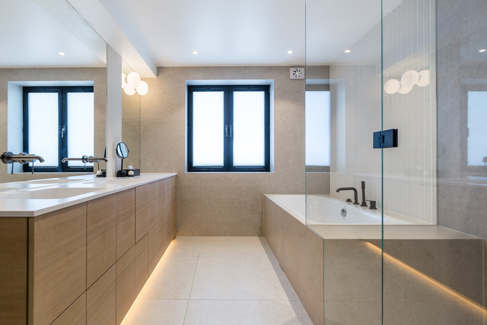 Badet i 2. etasje er romslig utformet, og er rikt innredet med dobbel servant, regndusj,
badekar, håndkletørkere og toalett. Galleribilde