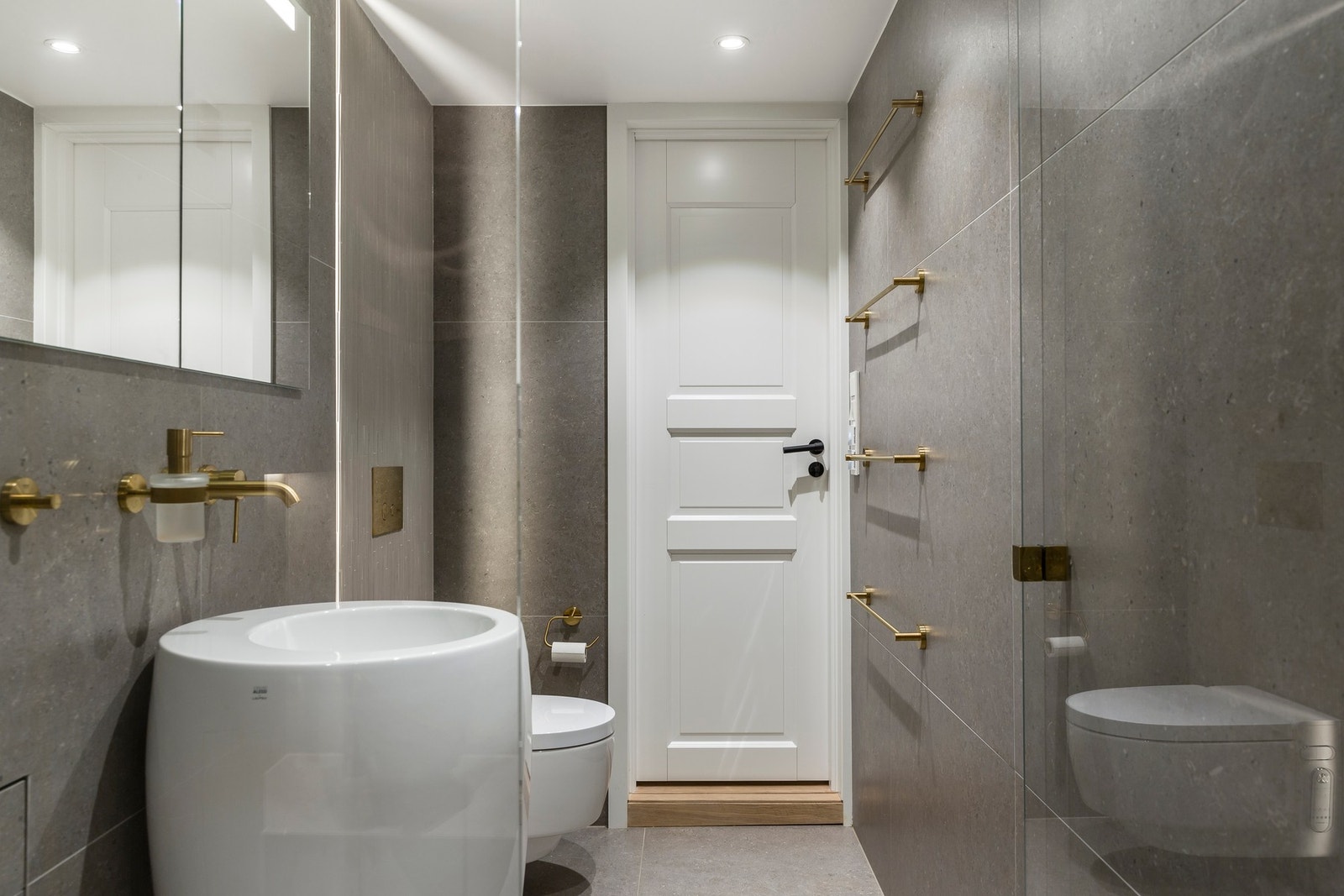 Uttrykket er
særdeles gjennomført - bygget som en privat spa-avdeling - hvor badet vil være et herlig sted å trekke seg tilbake til etter hektiske hverdager. Galleribilde