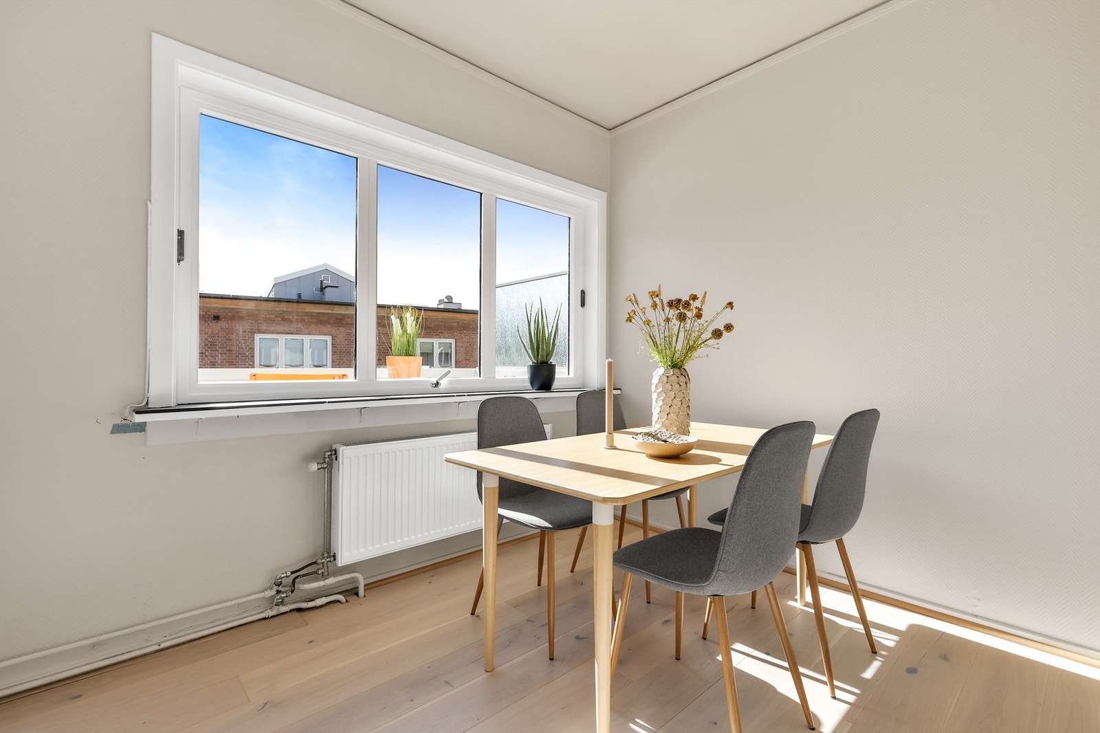 Leiligheten varmes opp ved bruk av radiatorer tilkoblet felles anlegg. Oppvarming og varmtvann er inkludert i fellesutgiftene. Galleribilde