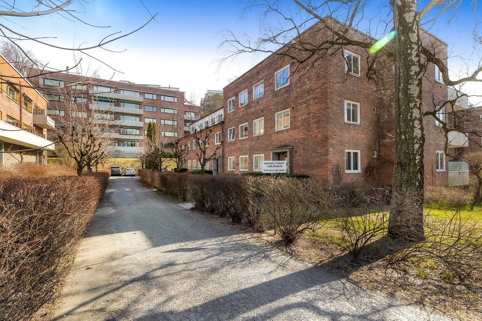 Felles eiet tomt for sameiet på 1 389,1 kvm. Tomten er opparbeidet med plen, prydbusker trær og asfaltert adkomstvei og gårdsplass. Galleribilde