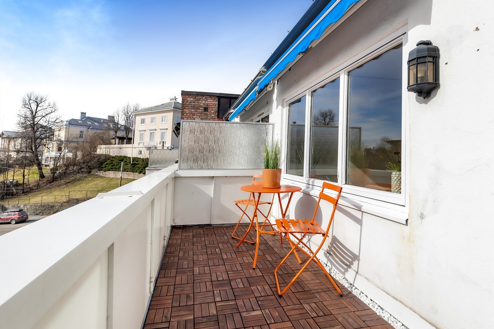 Fra stuen er det utgang til en flott sydvendt terrasse på ca 9 kvm. Her er det godt med sol. Galleribilde