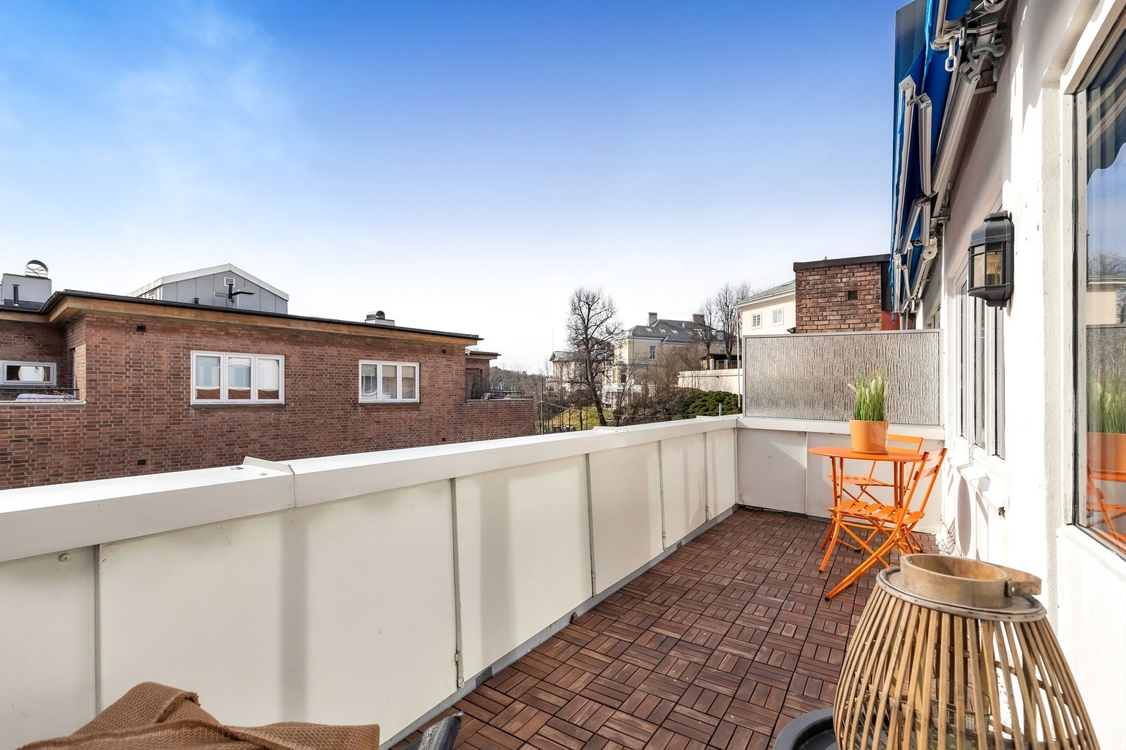 Det er montert markise og utebelysning, og her er det sol fra morgen til kveld. Galleribilde