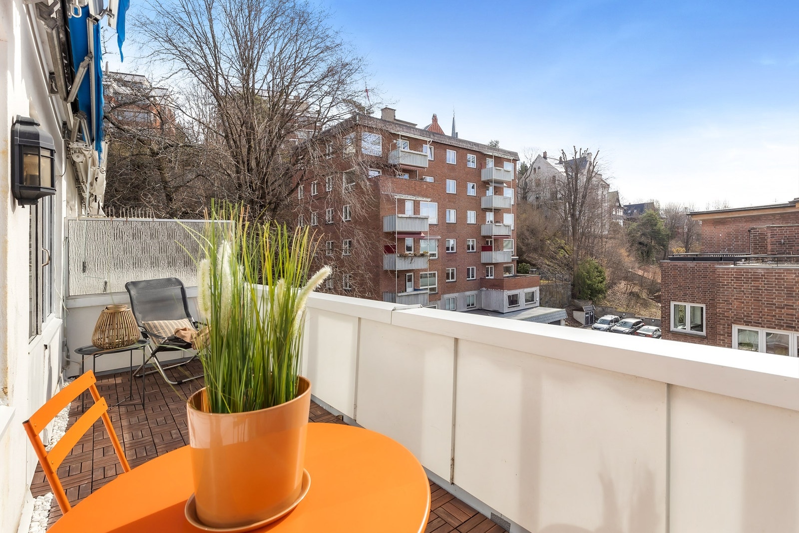 Den sydvendte terrassen blir som en forlengelse av leiligheten i sommerhalvåret og her kan du nyte morgenkaffen og sene kvelder med trivelig utsyn. Galleribilde