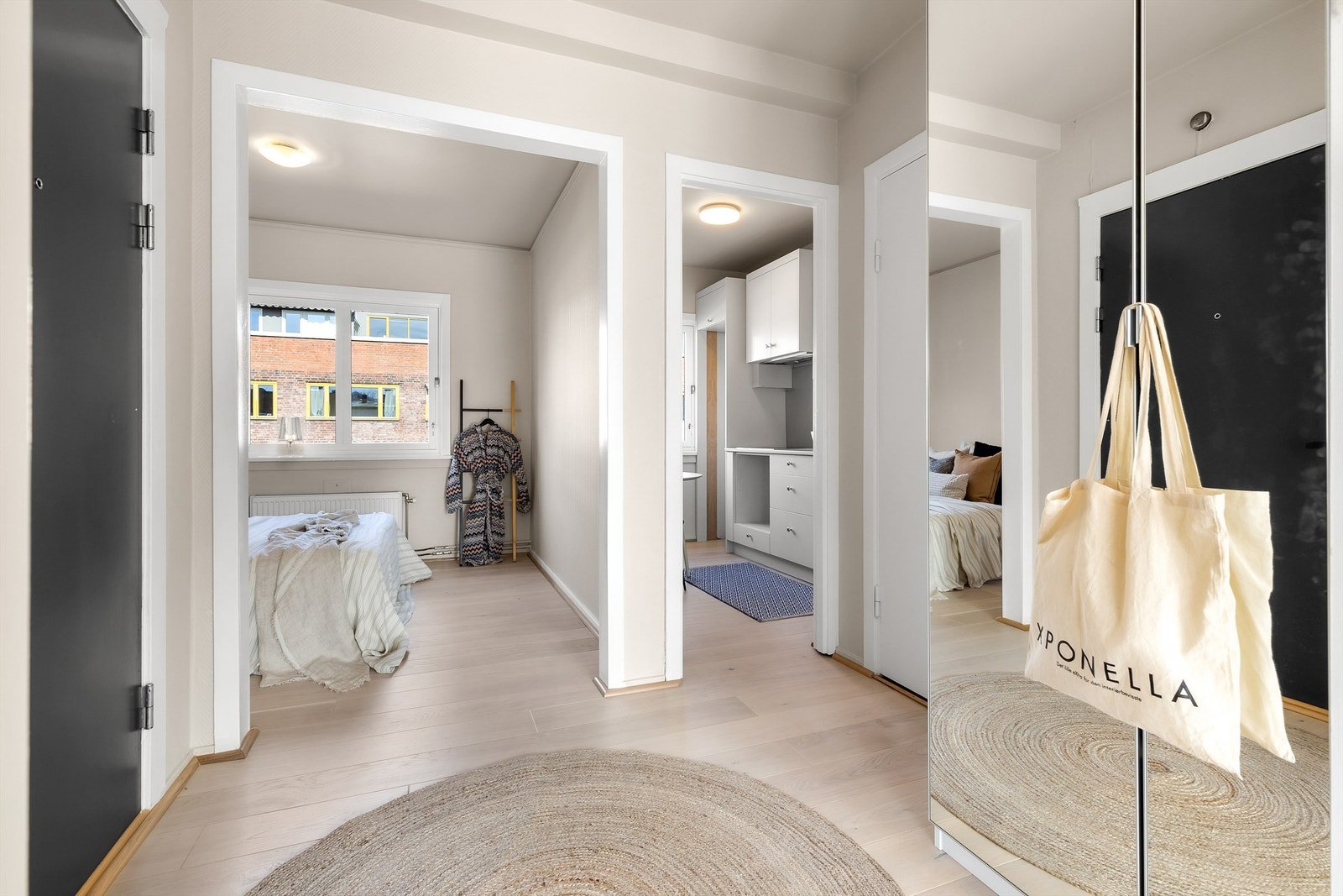 Romslig gang. Galleribilde