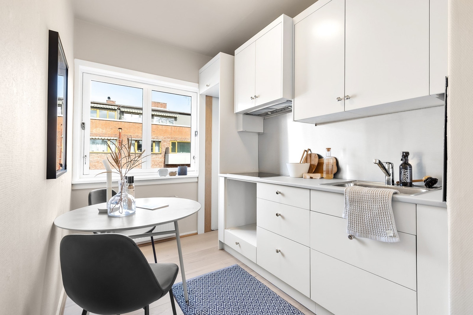 Separat kjøkken med adkomst fra gangen. Ny innredning fra Gjeving kjøkken med glatte fronter i heltre. Galleribilde