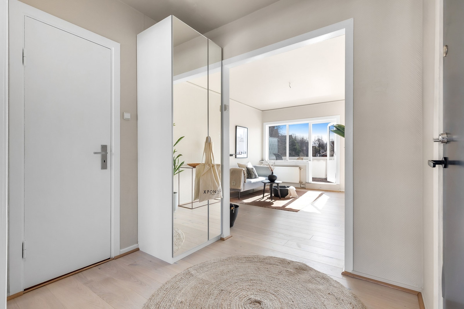 Entré av god størrelse. Langs veggen er det plass til et garderobeskap for å henge av seg jakker og oppbevare sko. Galleribilde