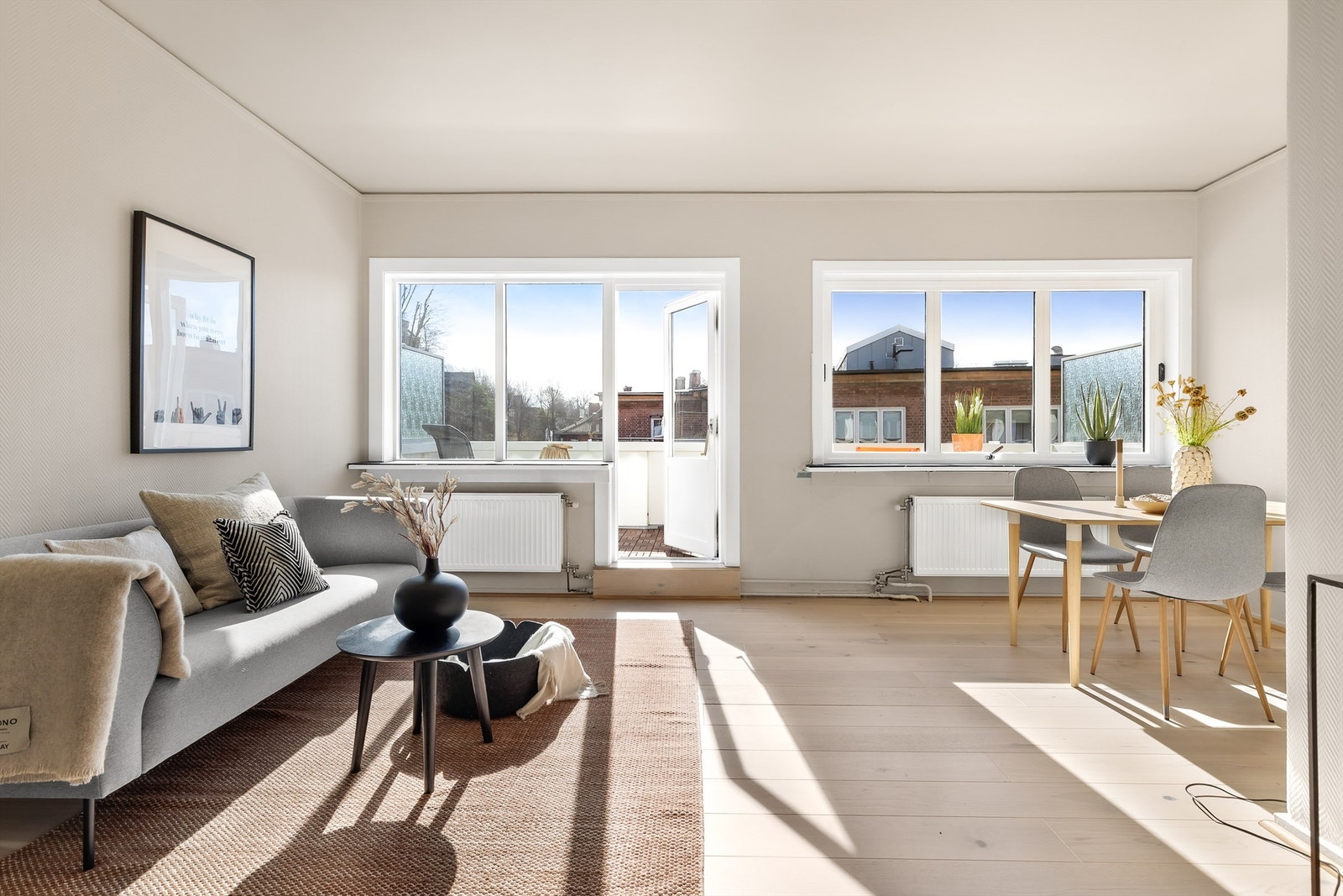 Leiligheten har en stor og fin stue med åpen løsning til spisestuen. Det er godt med lysinnslipp gjennom vinduene, da leiligheten ligger i øverste etasje. Galleribilde