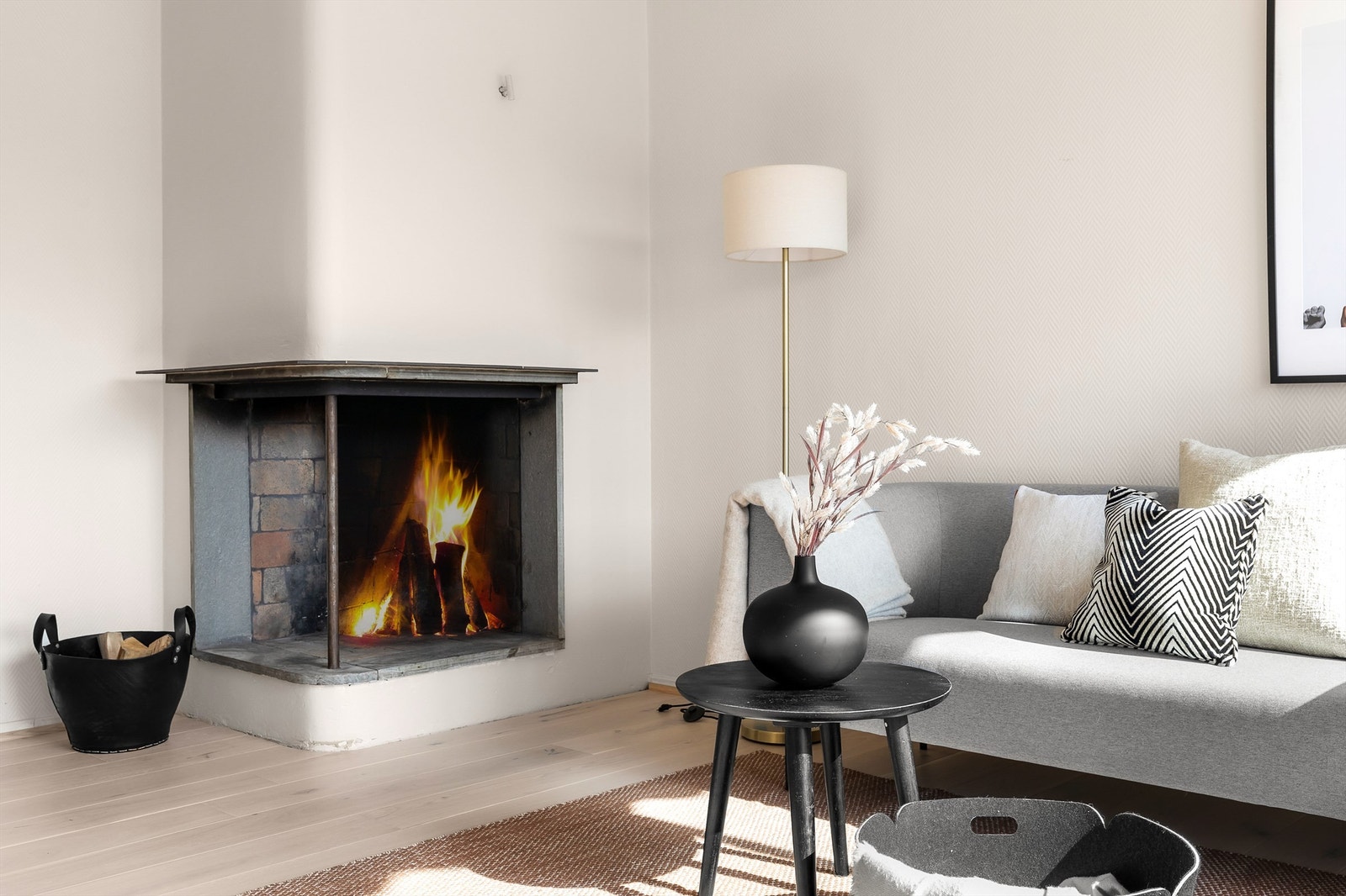 Koselig peis i stuen. Flammer er redigert inn av fotograf. Galleribilde