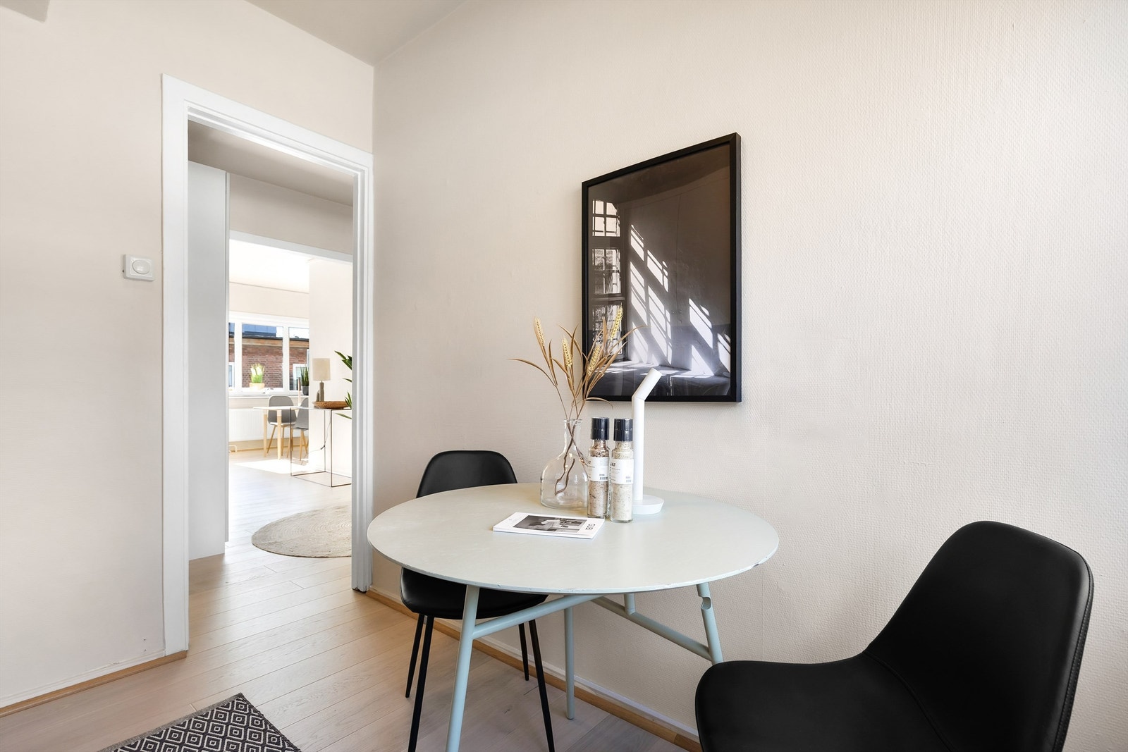 På kjøkkenet har du plass til et mindre spisebord, perfekt til frokosten. Galleribilde