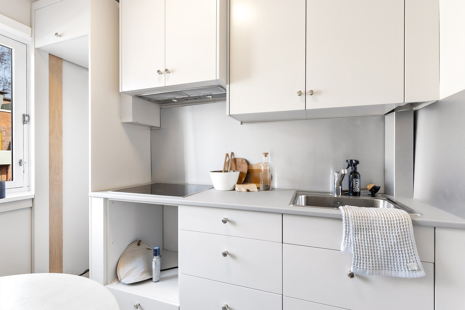 Benkeplate av laminat med nedfelt oppvaskkum og ett-greps armatur. Galleribilde