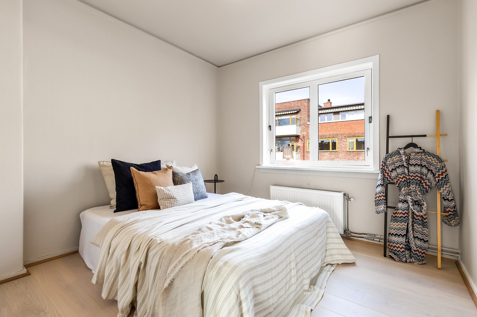 Leiligheten har et stort og fint soverom med plass til dobbeltseng og nattbord på hver side. Langs veggen er det plass til garderobeskap. Galleribilde