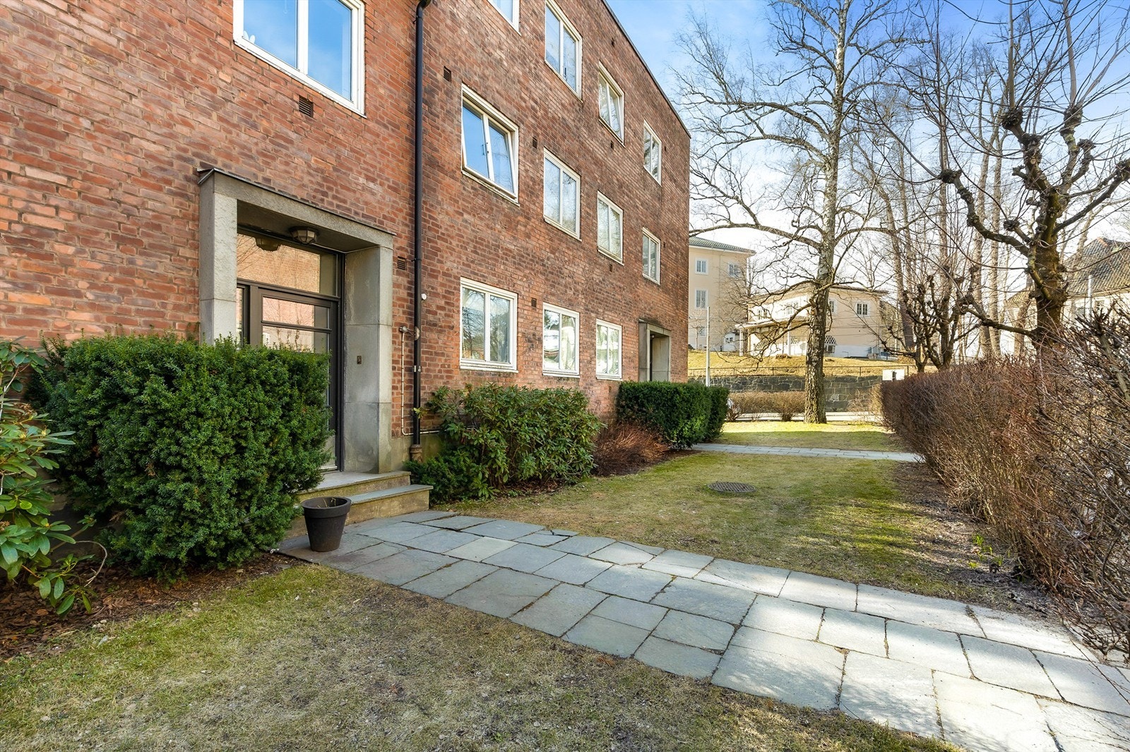 Her får du en gjennomgående og hyggelig 2-roms selveierleilighet som tilhører et trivelig sameie på Frogner/Skarpsno. Galleribilde