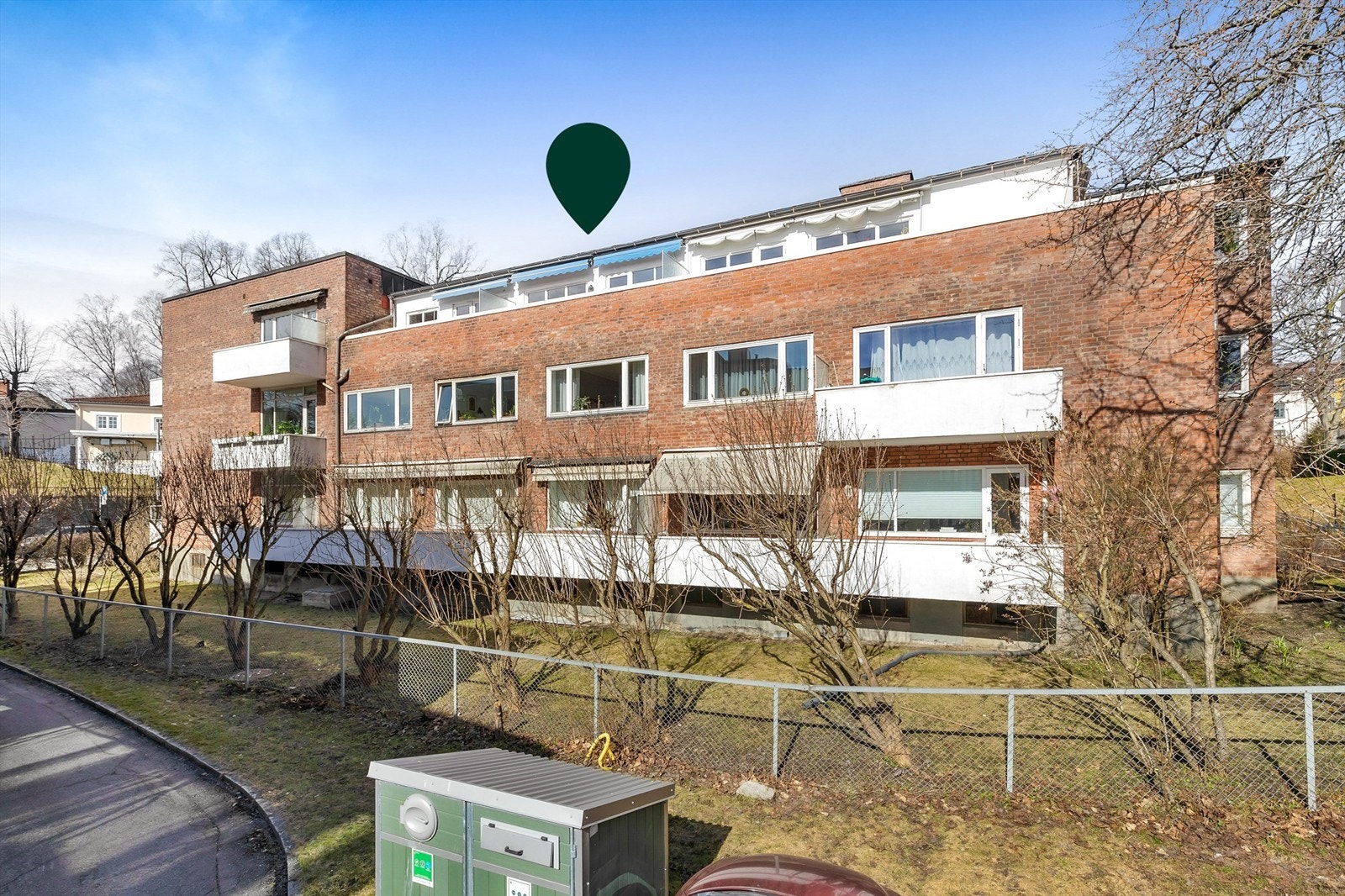 Leiligheten ligger i byggets toppetasje. Galleribilde