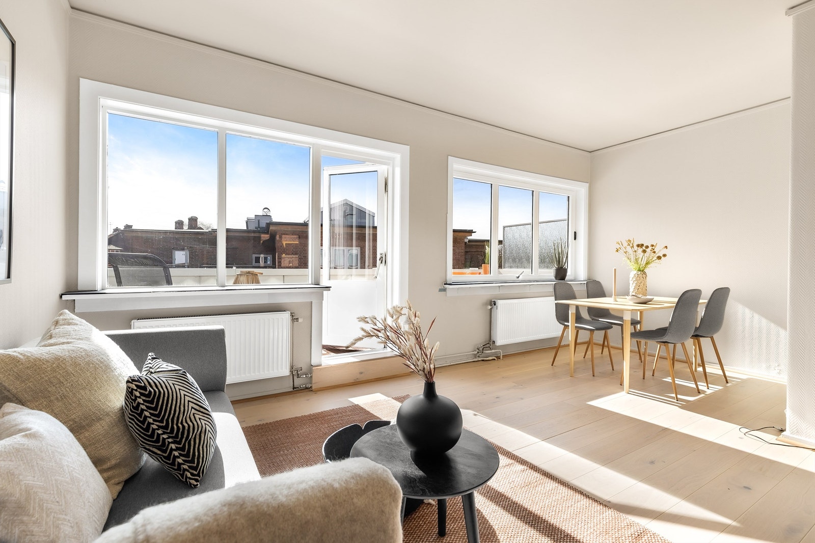 Pen gjennomgående 2-roms toppleilighet med peis, flott terrasse og god takhøyde. Varmtvann/fyring inkl. Meget sentralt. Flammer er redigert inn av fotograf. Galleribilde