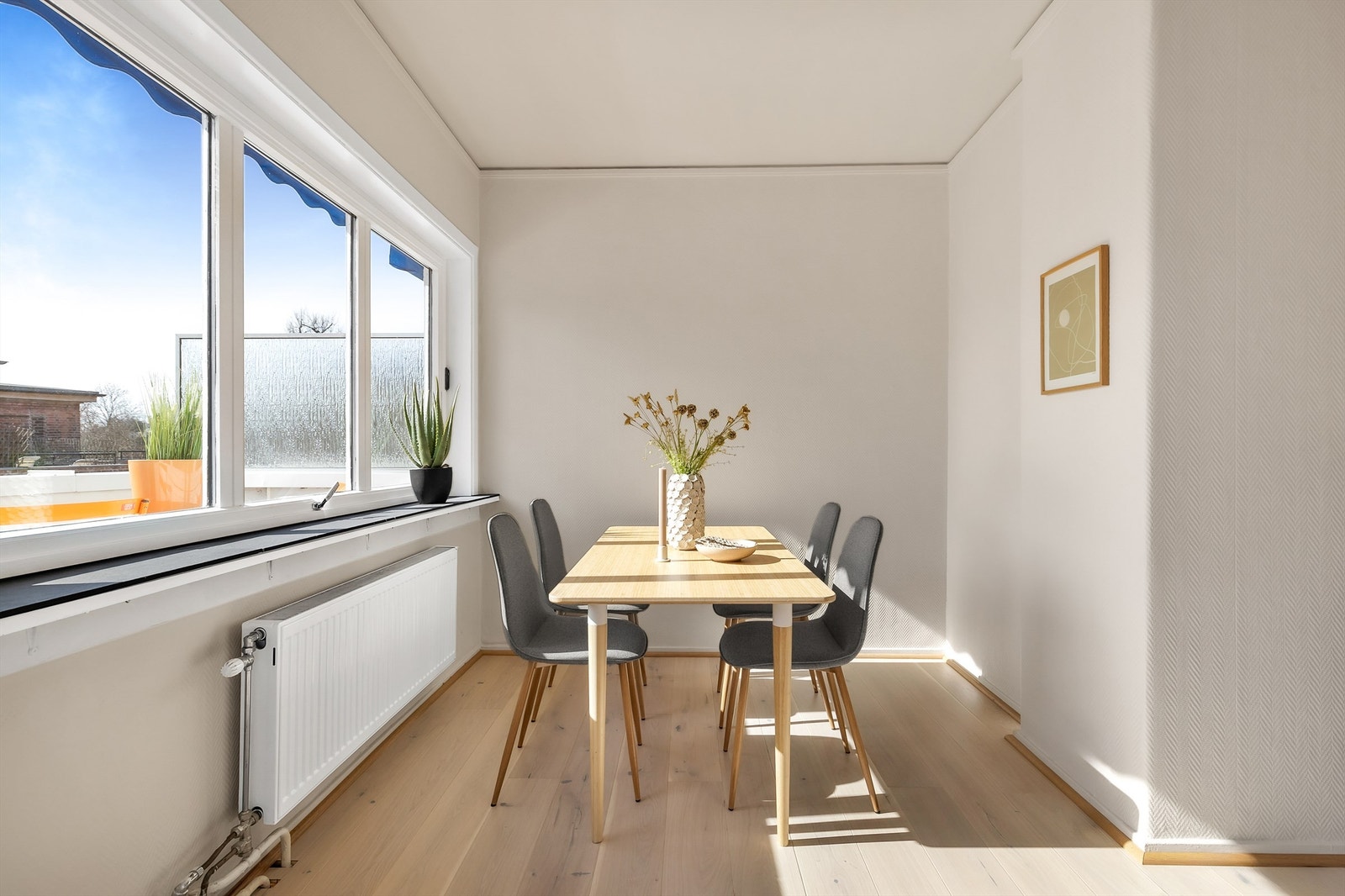 Gulvet er belagt med lys 1-stavs parkett og veggflatene er malt i en lun beige tone.
' Galleribilde