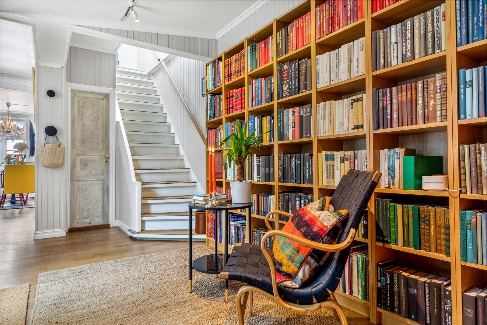 I tilknytning til hallen ligger walk-in closet. Galleribilde