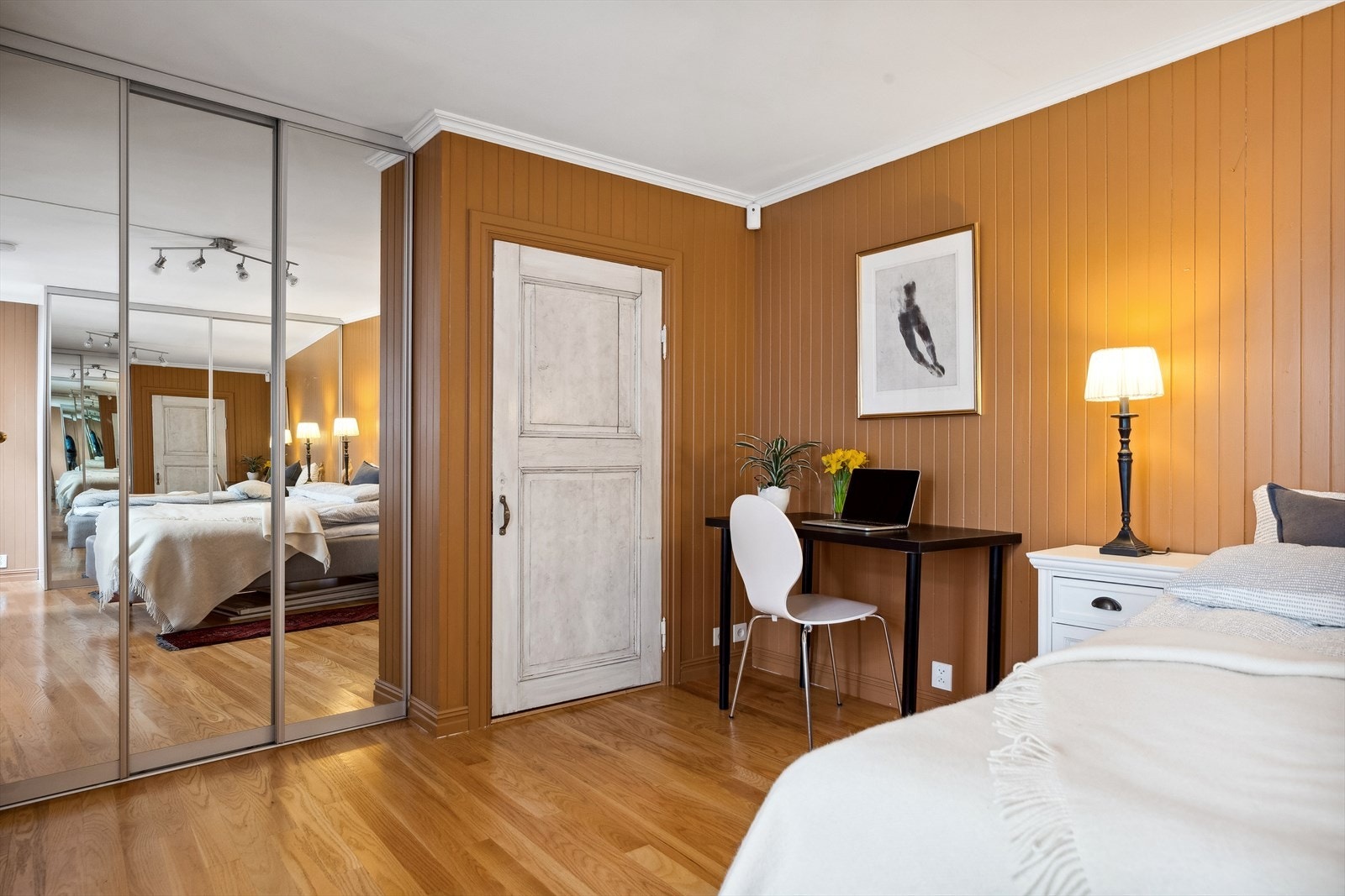 Til tross for at bygården ligger midt i smørøyet fremstår beliggenheten også skjermet og rolig. Galleribilde