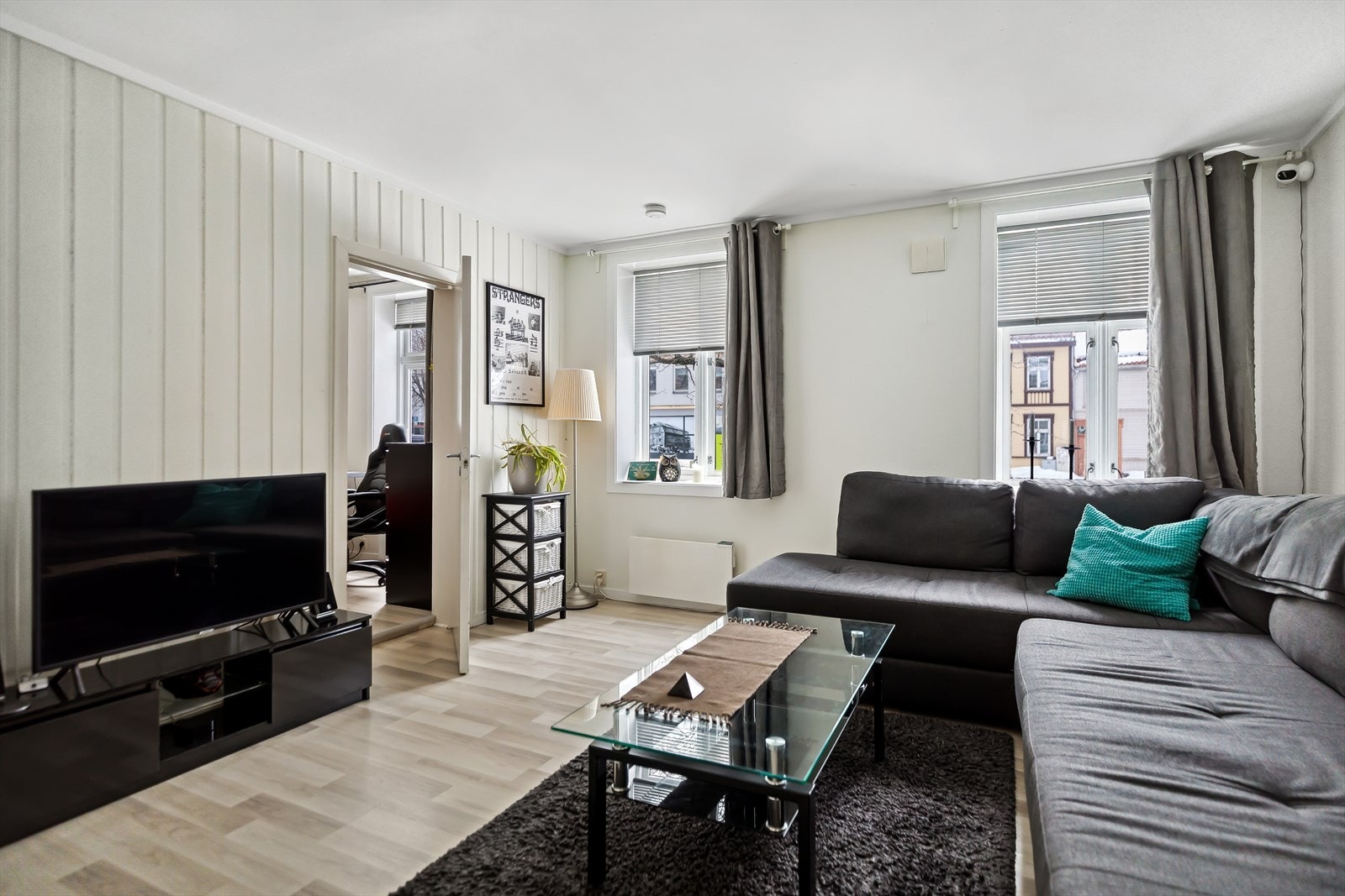 Bygården består av tre boenheter hvorav to er mindre 2-romsleiligheter som leies ut. Bildet viser
stue i leilighet 1. Galleribilde