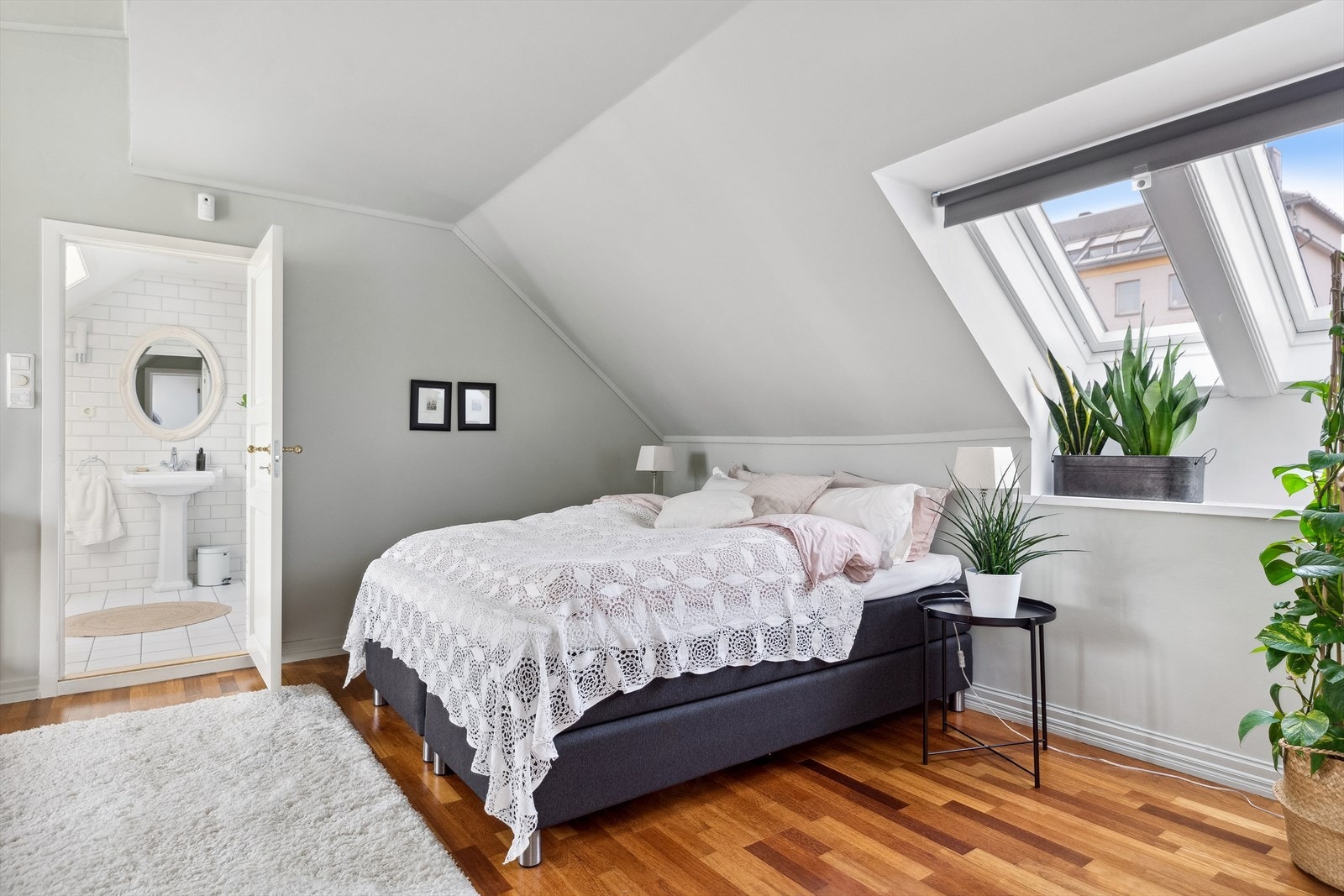 Stort soverom i 2.etasje med både baderom, walk-in garderobe og utgang til takterrasse. Galleribilde