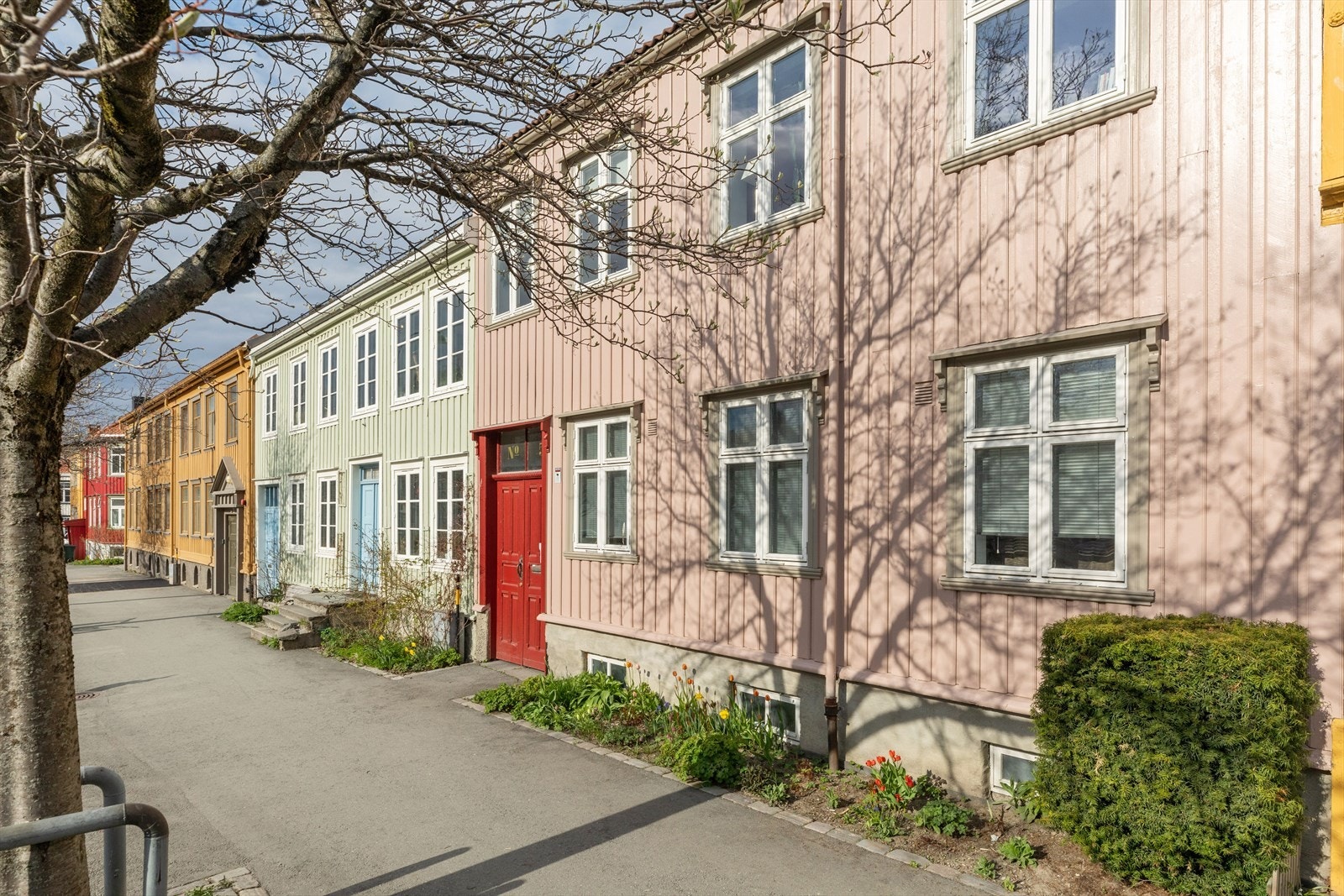 Boligen består av en stor hovedleilighet over to plan samt to mindre leiligheter som genererer gode leieinntekter. Galleribilde