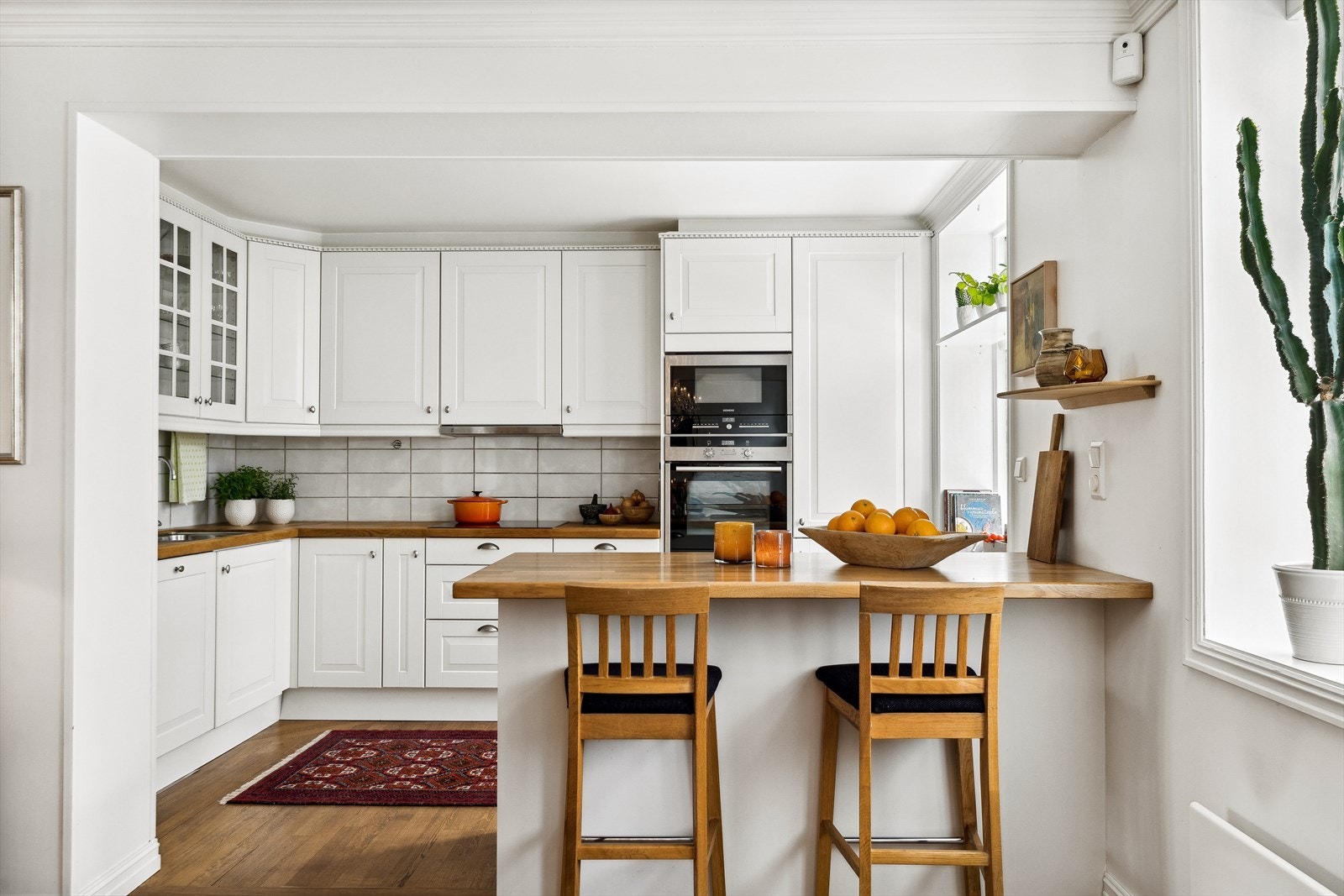 Kjøkkenet har fått tilstandsgrad 1 av takstmann. Alle hvitevarene er integrerte og følger med. Galleribilde