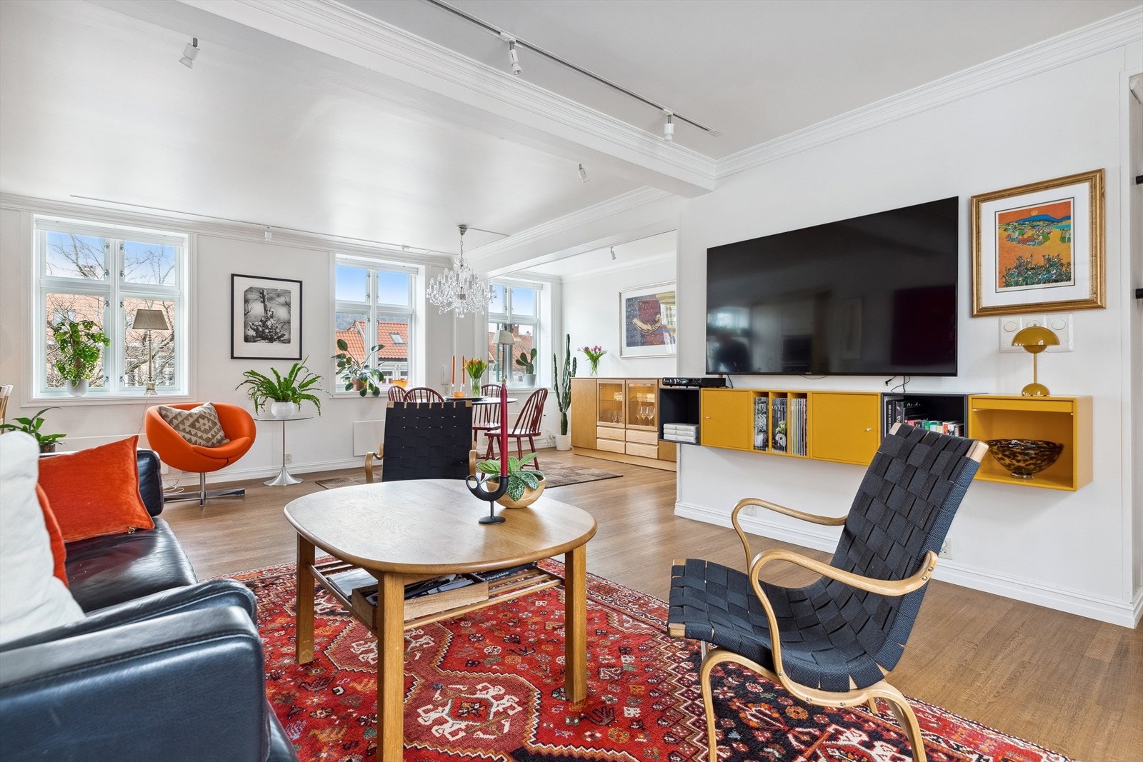 I klassisk bygårdstil har leiligheten rause vindusflater med dype karmer og god takhøyde. Galleribilde