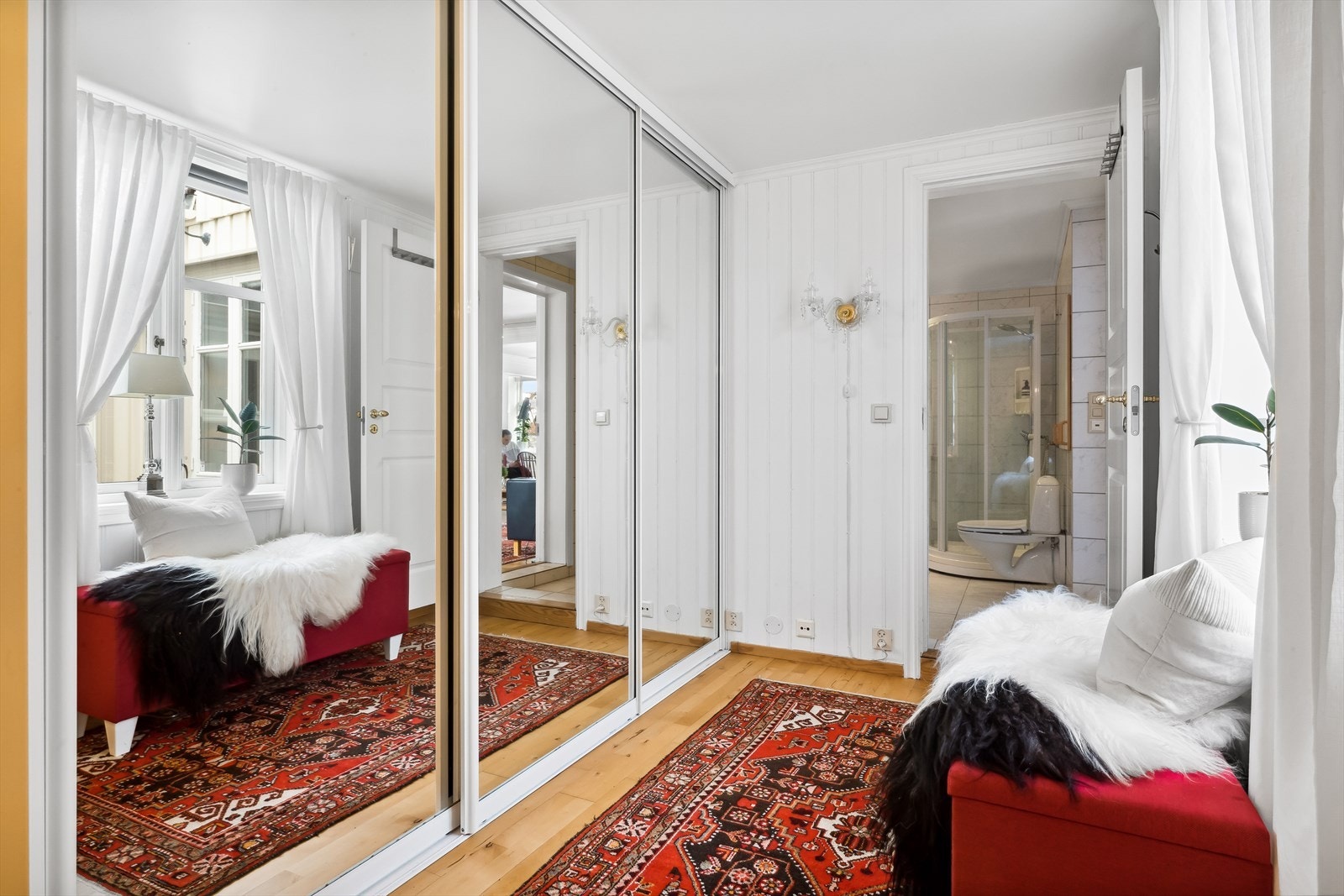 Romslig skyvedørsgarderobe på soverom. Galleribilde