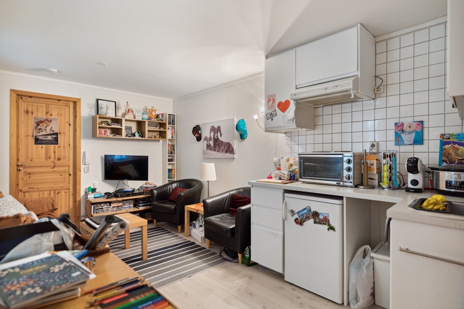 Leilighet 2 har en romslig entré,
åpen stue- og kjøkkenløsning, bad og soverom. Galleribilde