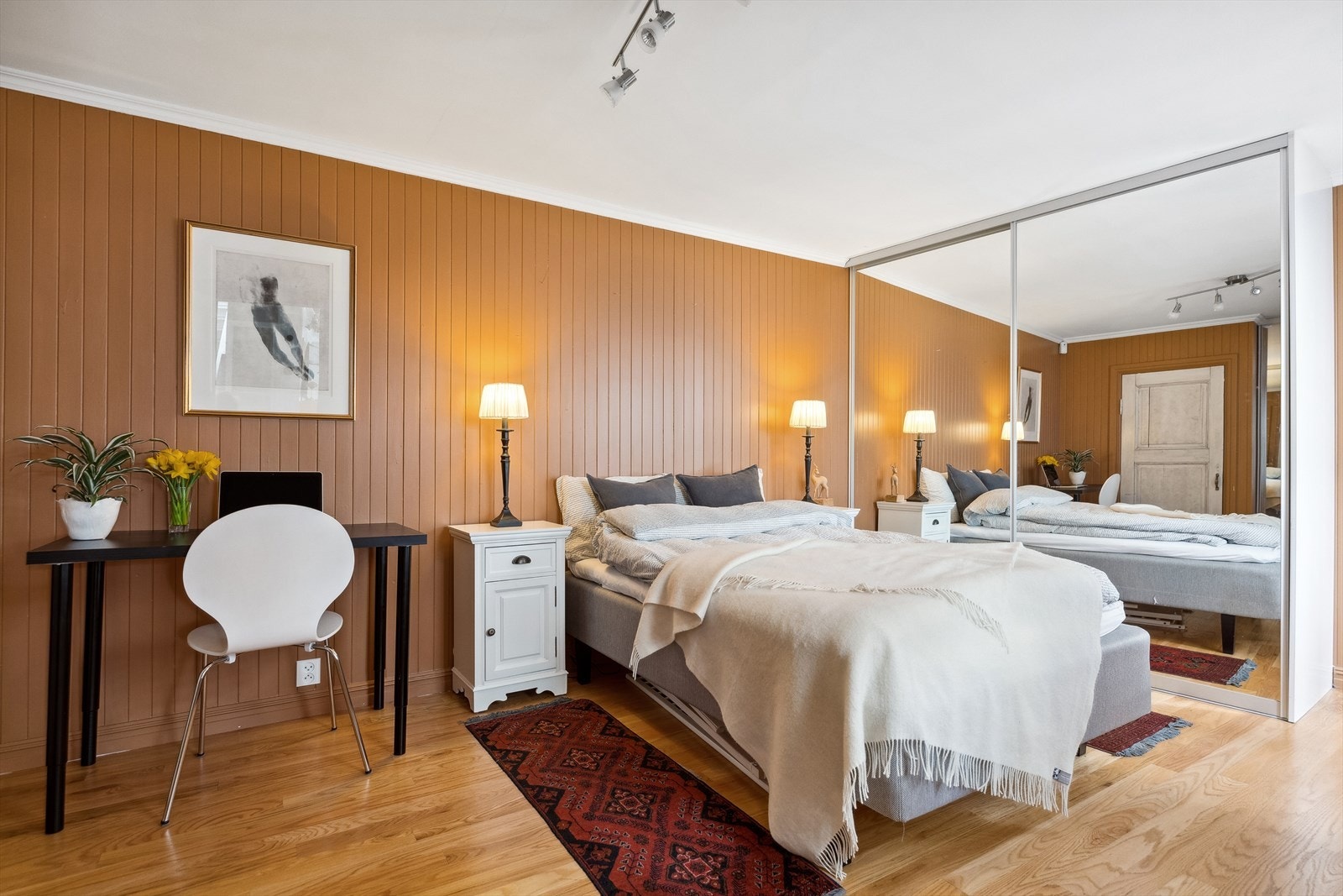 Soverom 2 med både skyvedørsgarderober, god plass til skrivepult og bod. I boden er det opplegg for vann og avløp. Galleribilde