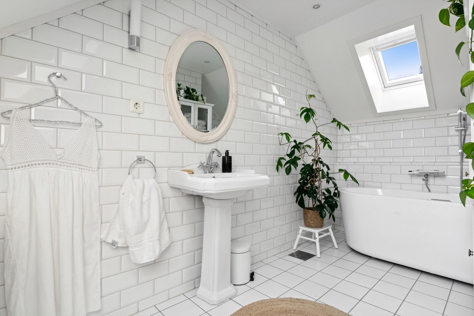 Takvinduer i begge ender av rommet gir gjennomgående mye dagslys. Galleribilde