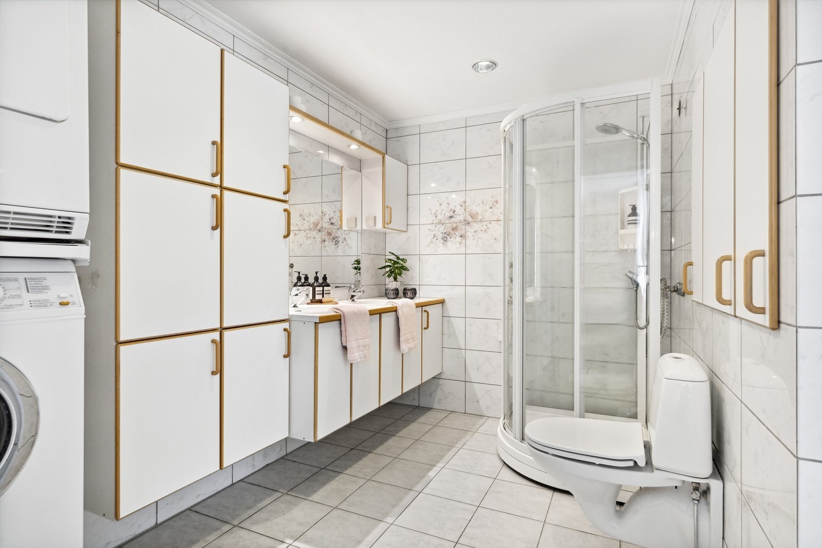 Ett av to romslige bad. Galleribilde