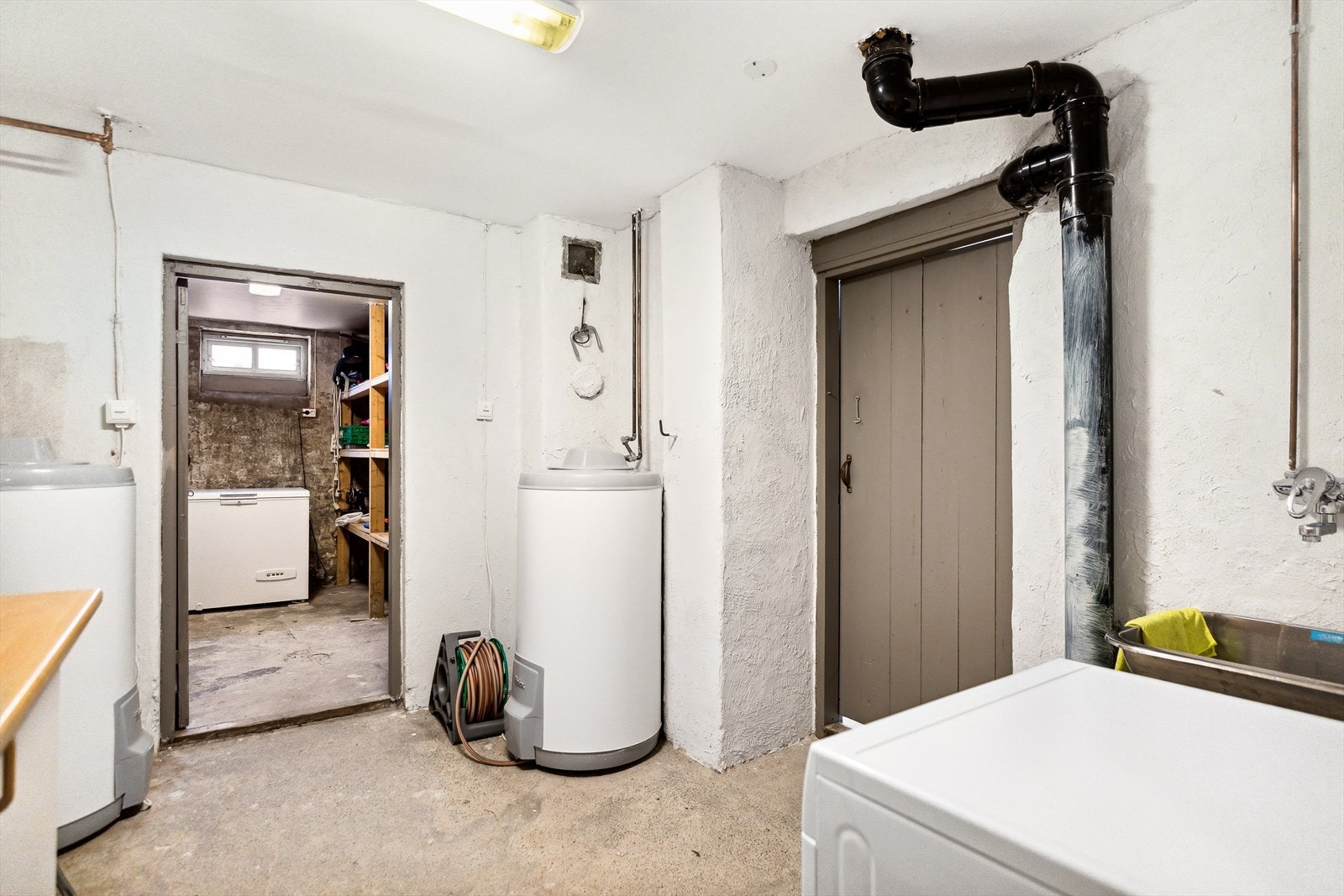 Bygården består også av stort kjellerareal. Dagens eiere bruker blant annet kjelleren til vaskerom, lagring og plassering av
varmtvannsberedere. Galleribilde