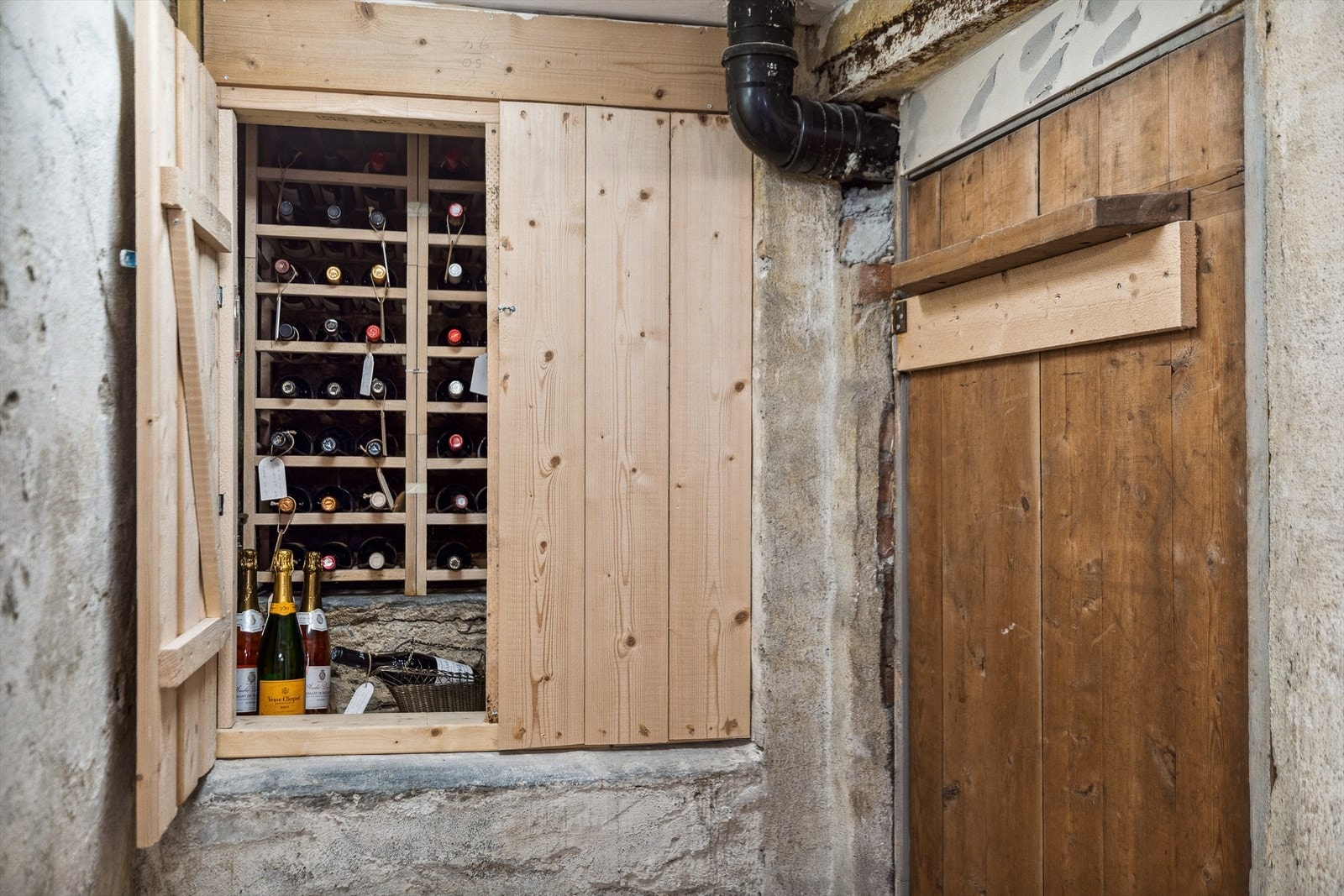 Den svale temperaturen i kjelleren gjør den blant annet
perfekt for oppbevaring av vin. Galleribilde