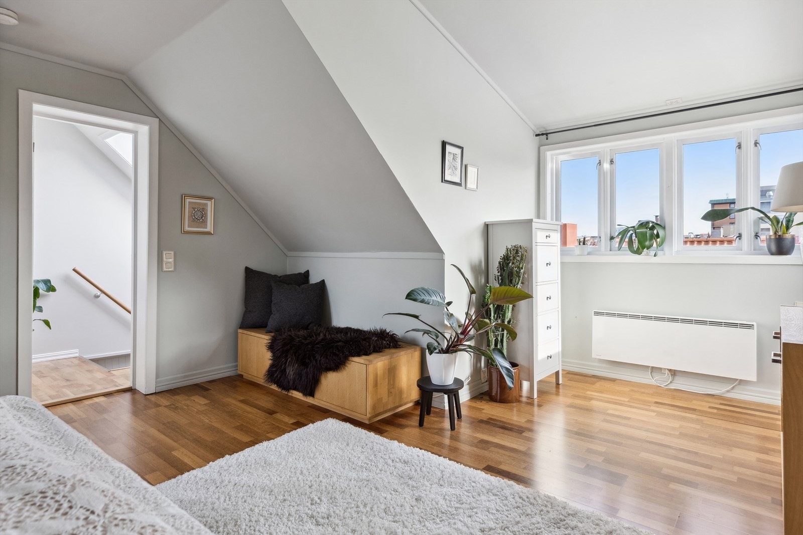 Fra 2.etasjen er det flott utsikt utover de klassiske bygårdstakene, samt utgang til takterrassene. Galleribilde