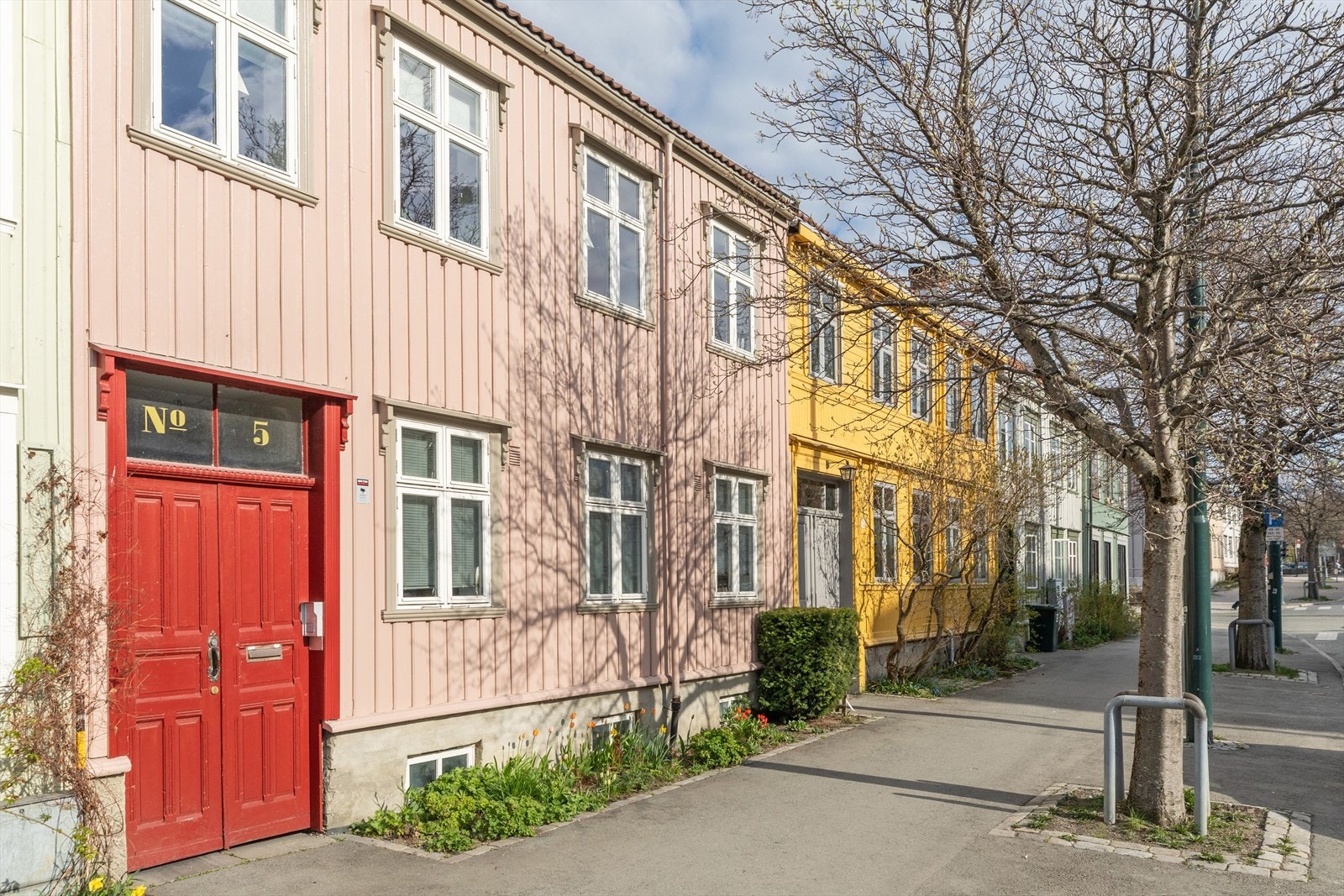 Gården er godt vedlikeholdt. Kledningen er skiftet i 1991. Galleribilde