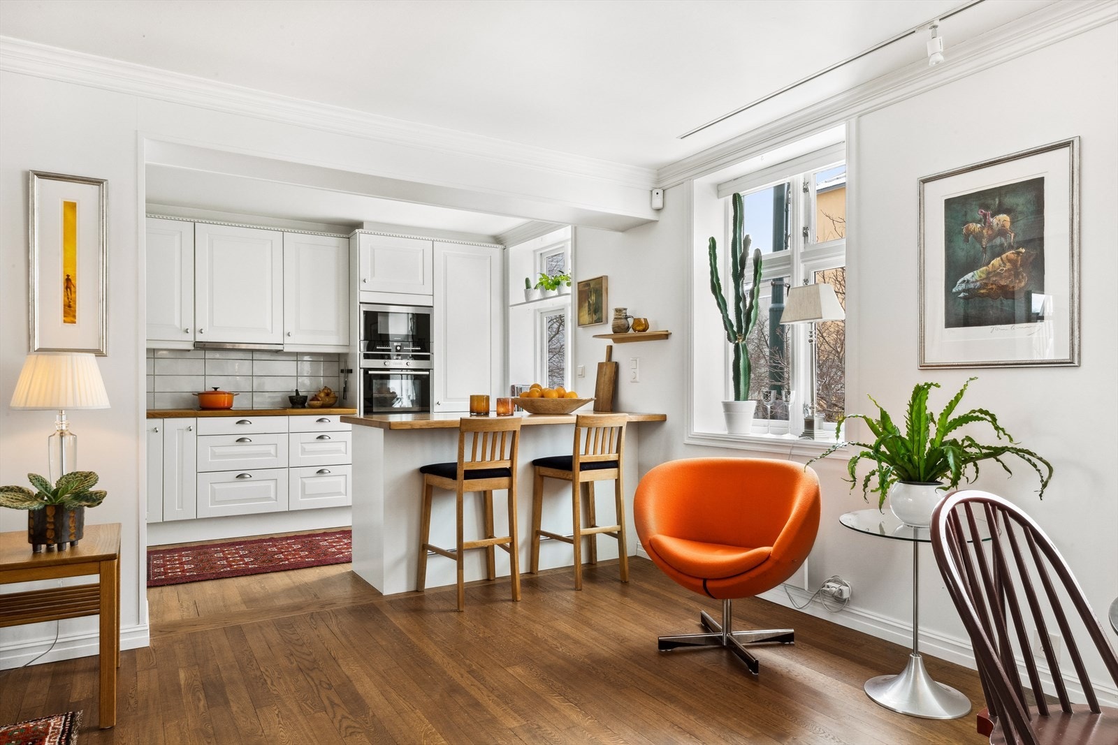 Flott heltre eikegulv både på kjøkken, i stue og i gang. Galleribilde