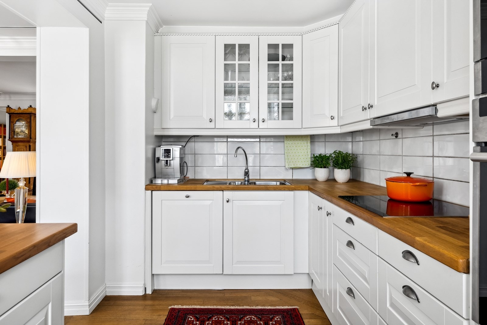 Det er mye skap- og benkeplass i kjøkkeninnredningen. Galleribilde