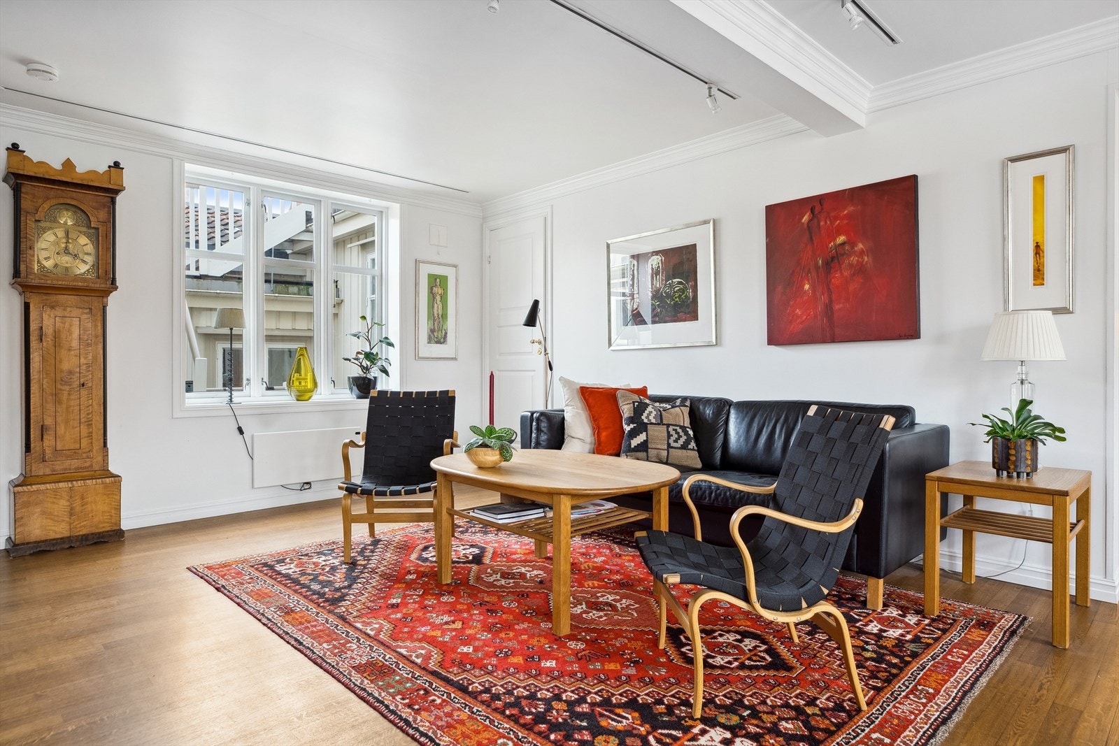 Gården er sentralt og attraktivt beliggende i Midtbyen med nærhet til alt av servicefunksjoner, utallige restauranter, turmuligheter og rekreasjonsområder. Galleribilde