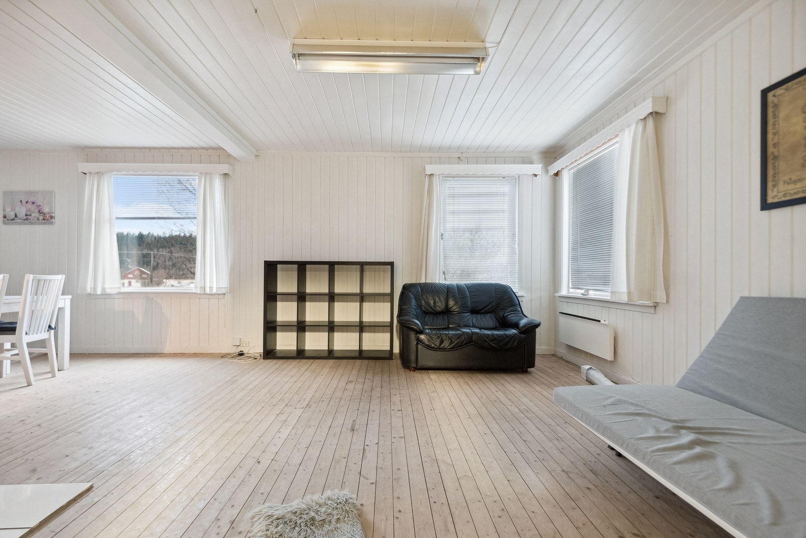 Stua har tregulv, samt trepanel på vegger og i himling Galleribilde