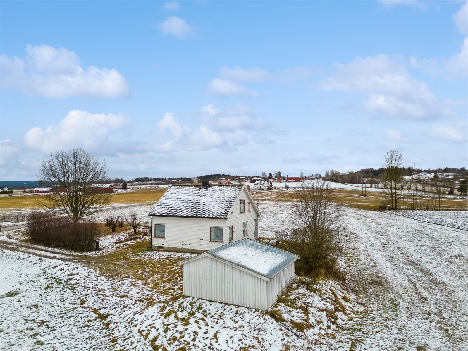Flat og solrik tomt på ca 1,3 mål, omgitt av landbruksarealer Galleribilde