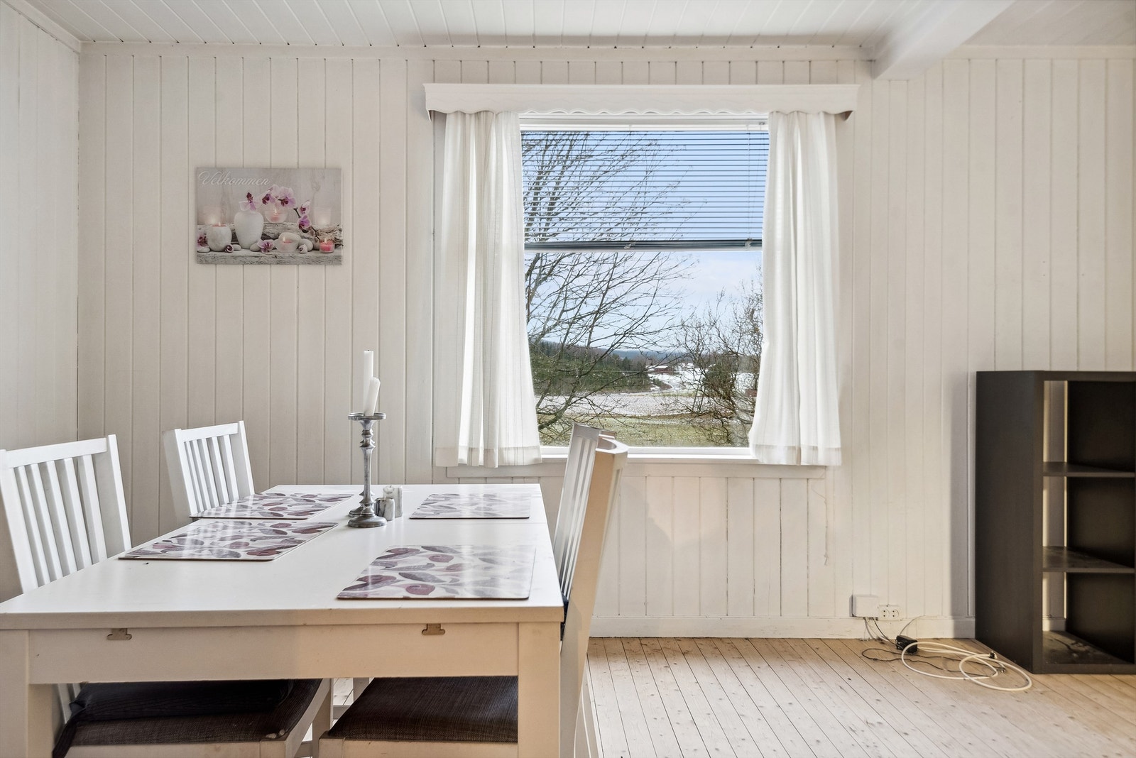 Fint utsyn til åker og eng fra stuevinduet Galleribilde