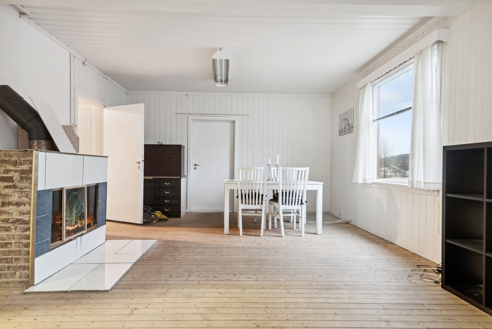 Peisen er på begynt innfliset. Ildstedet bør sjekkes med fagkyndig før bruk. Galleribilde